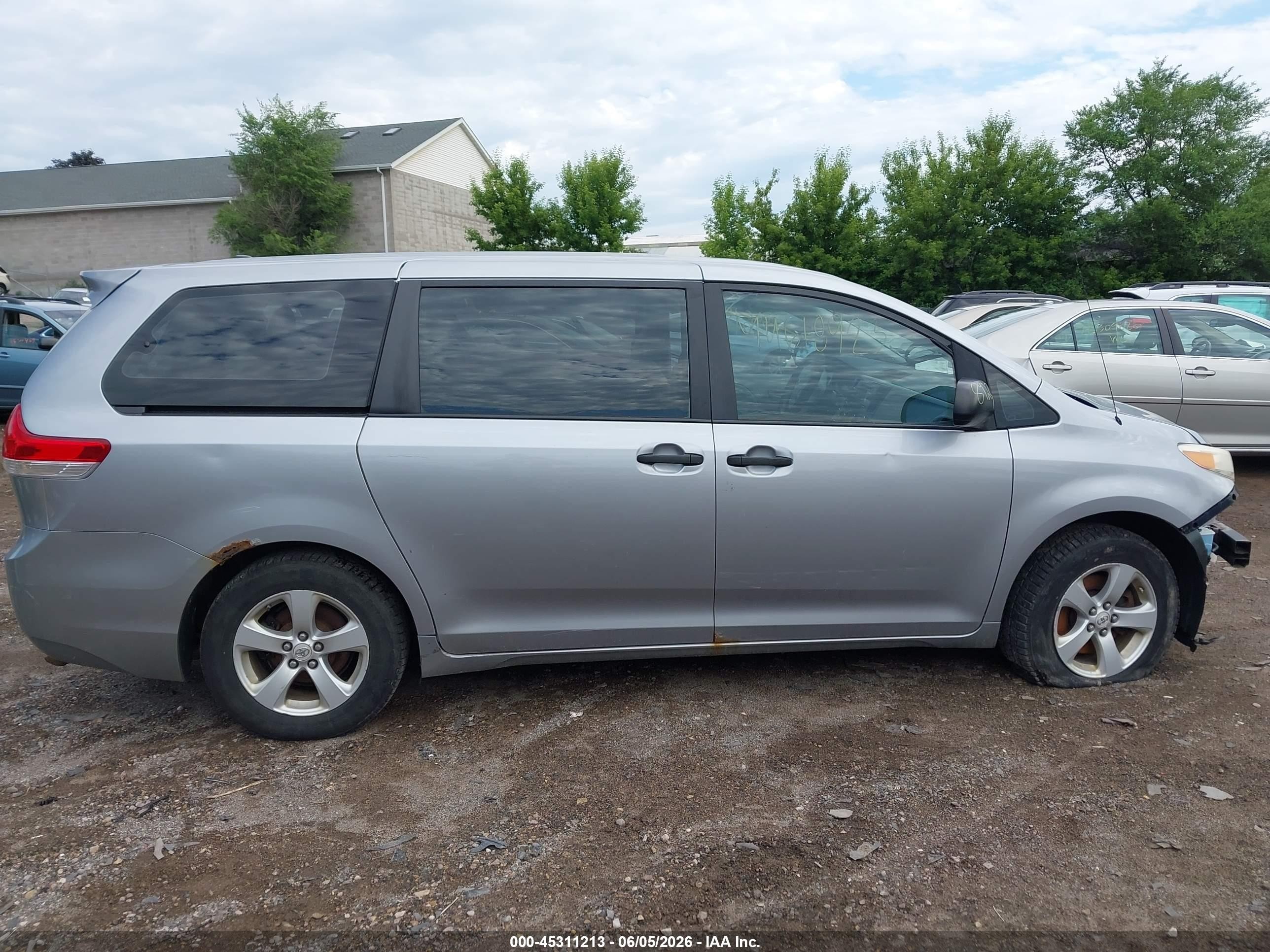 2011 Toyota Sienna   Silver vin: 5TDKA3DC4BS001938