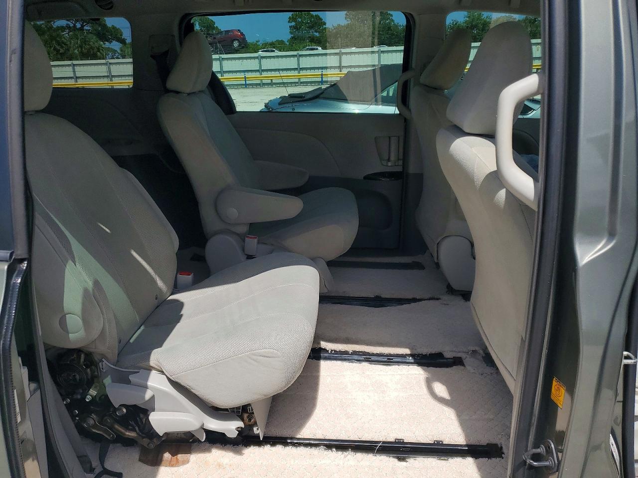 2011 Toyota Sienna Base 7-passenger Green vin: 5TDKA3DC4BS008694