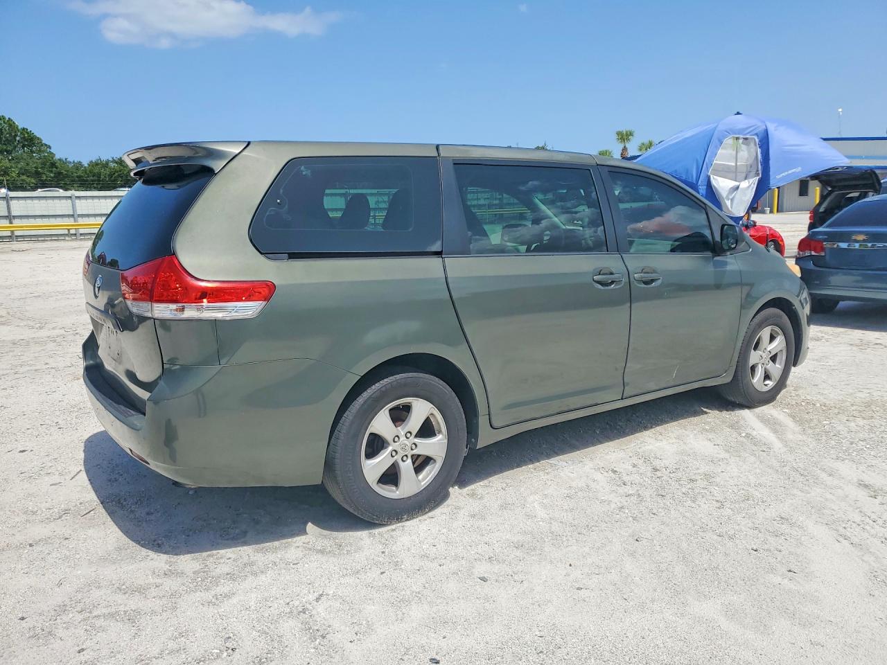 2011 Toyota Sienna Base 7-passenger Green vin: 5TDKA3DC4BS008694