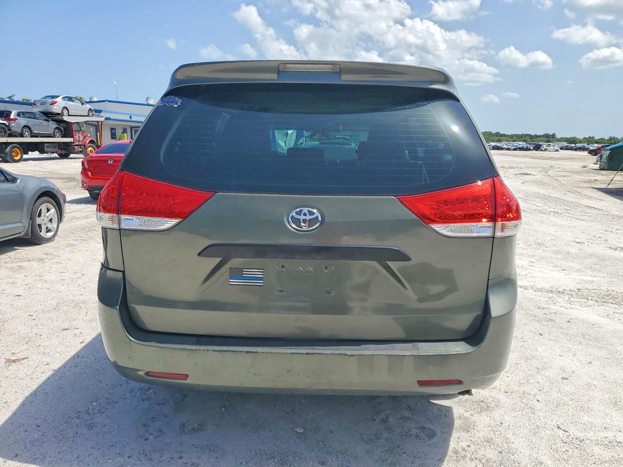 2011 Toyota Sienna Base 7-passenger Green vin: 5TDKA3DC4BS008694