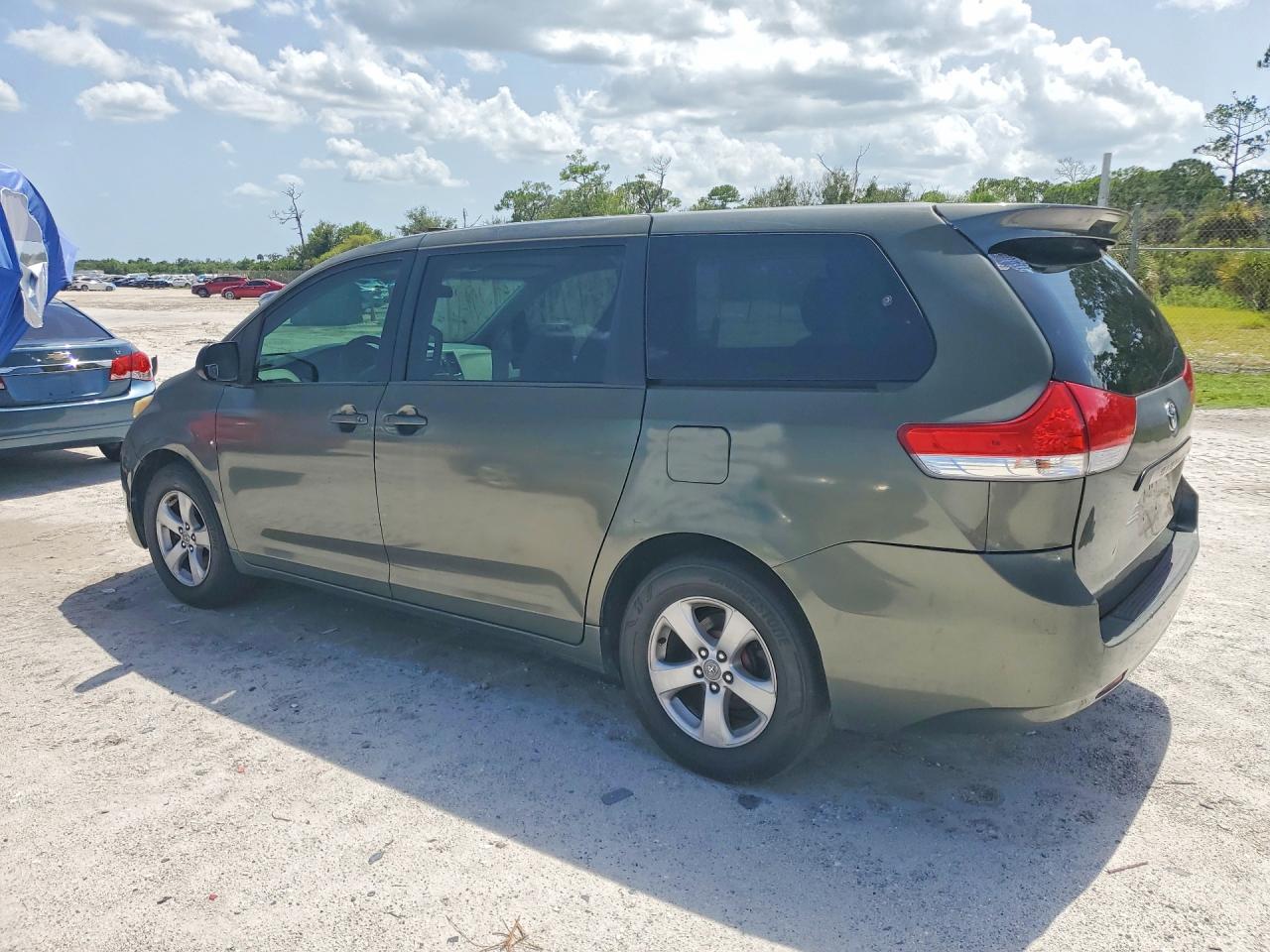 2011 Toyota Sienna Base 7-passenger Green vin: 5TDKA3DC4BS008694