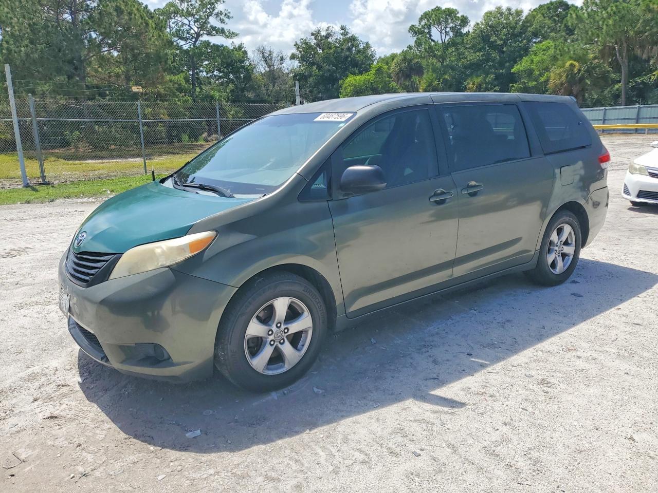 2011 Toyota Sienna Base 7-passenger Green vin: 5TDKA3DC4BS008694