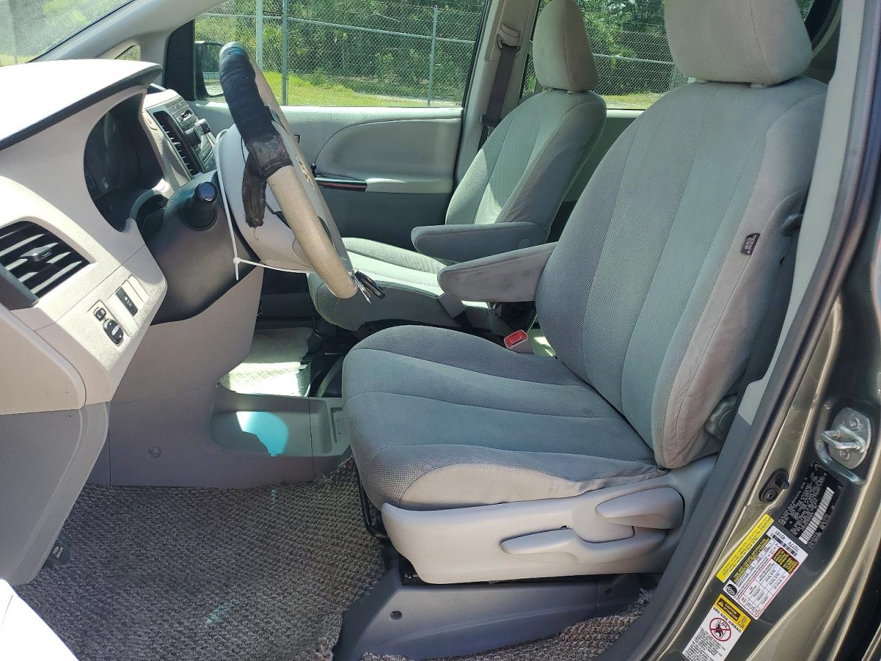 2011 Toyota Sienna Base 7-passenger Green vin: 5TDKA3DC4BS008694