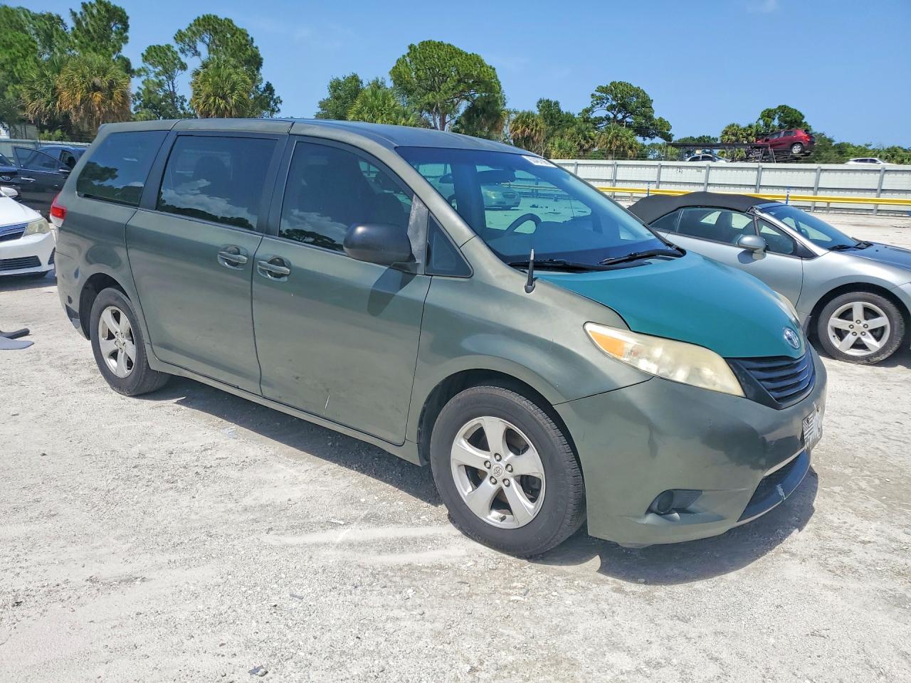 2011 Toyota Sienna Base 7-passenger Green vin: 5TDKA3DC4BS008694