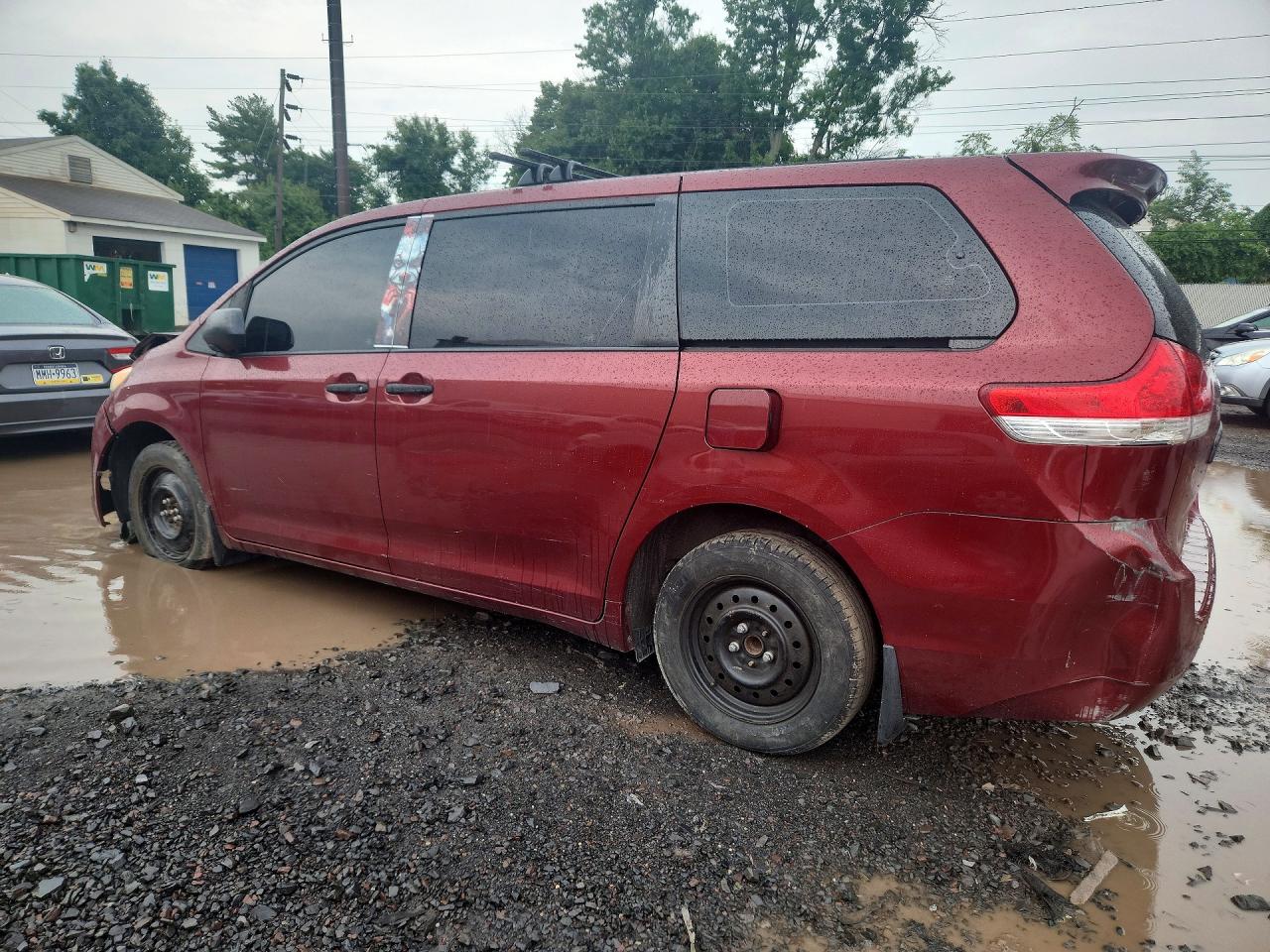 2012 Toyota Sienna Base 7-passenger Red vin: 5TDKA3DC4CS016358