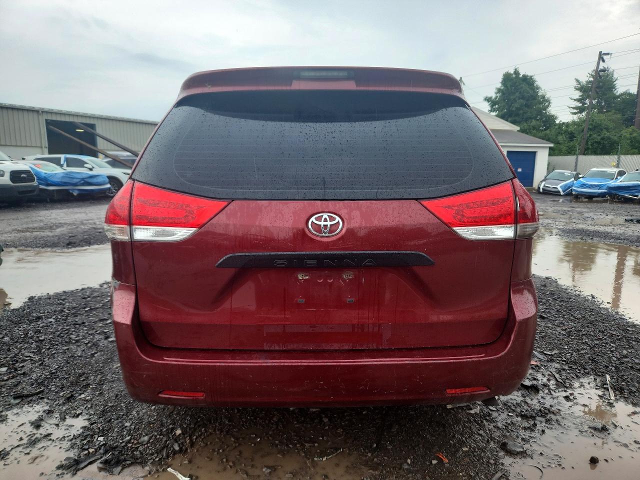 2012 Toyota Sienna Base 7-passenger Red vin: 5TDKA3DC4CS016358