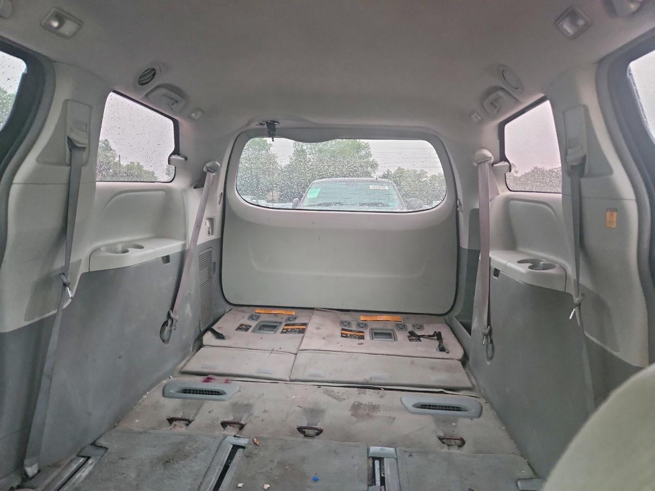 2012 Toyota Sienna Base 7-passenger Red vin: 5TDKA3DC4CS016358