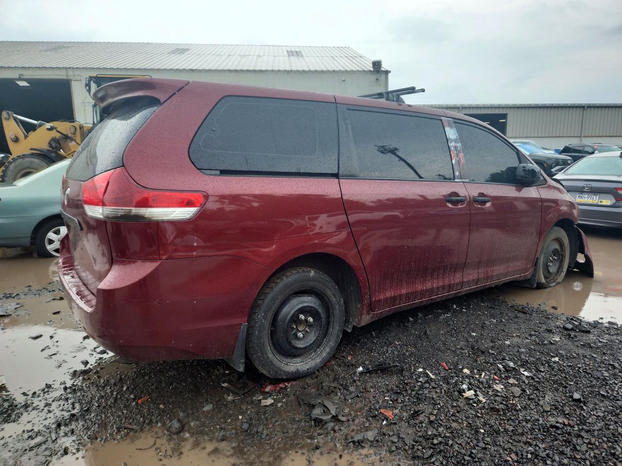 2012 Toyota Sienna Base 7-passenger Red vin: 5TDKA3DC4CS016358