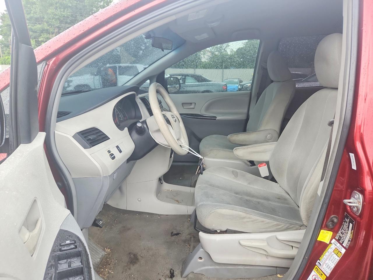2012 Toyota Sienna Base 7-passenger Red vin: 5TDKA3DC4CS016358