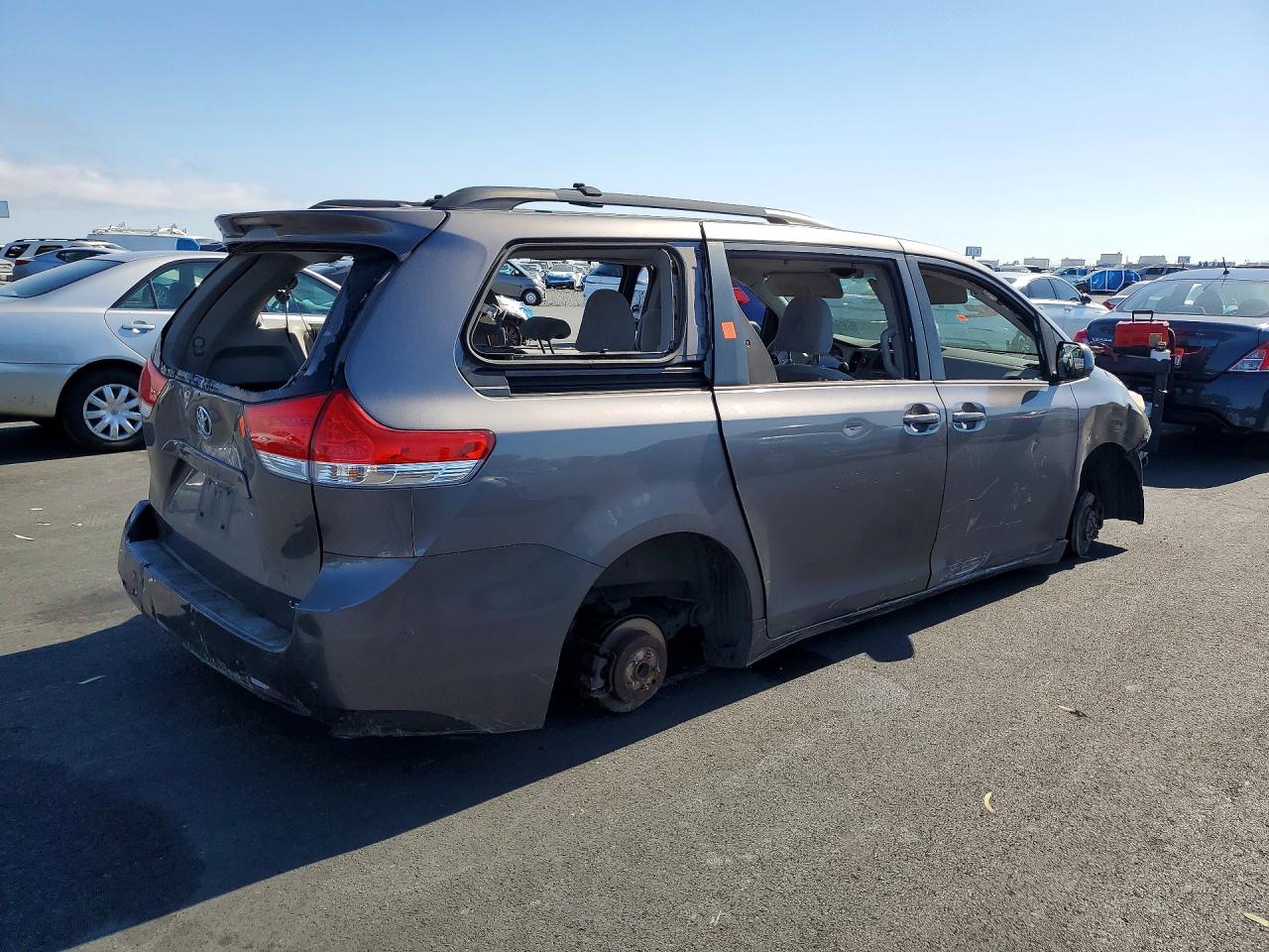 2011 Toyota Sienna Le 8-passenger Gray vin: 5TDKA3DC5BS002905