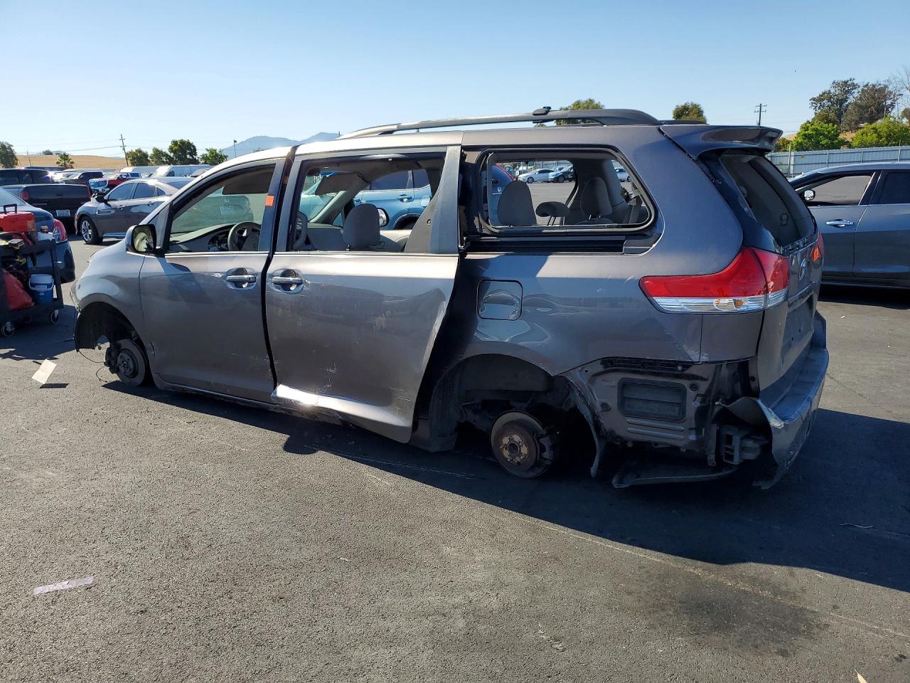 2011 Toyota Sienna Le 8-passenger Gray vin: 5TDKA3DC5BS002905