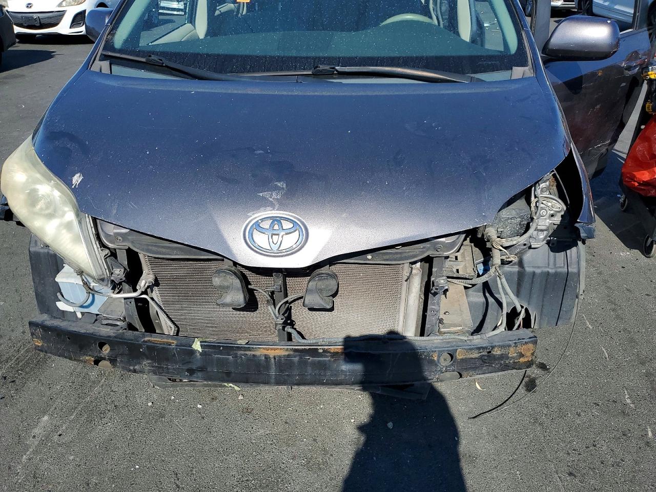 2011 Toyota Sienna Le 8-passenger Gray vin: 5TDKA3DC5BS002905