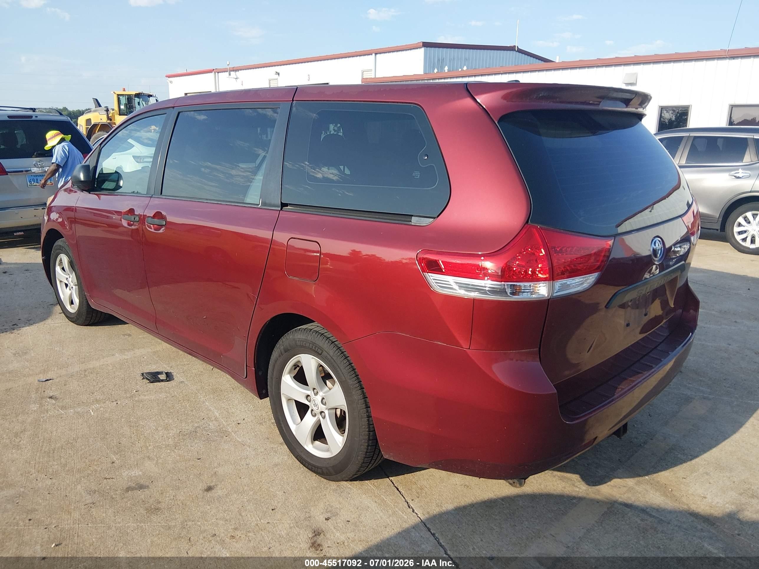 2011 Toyota Sienna   Красный vin: 5TDKA3DC5BS003097