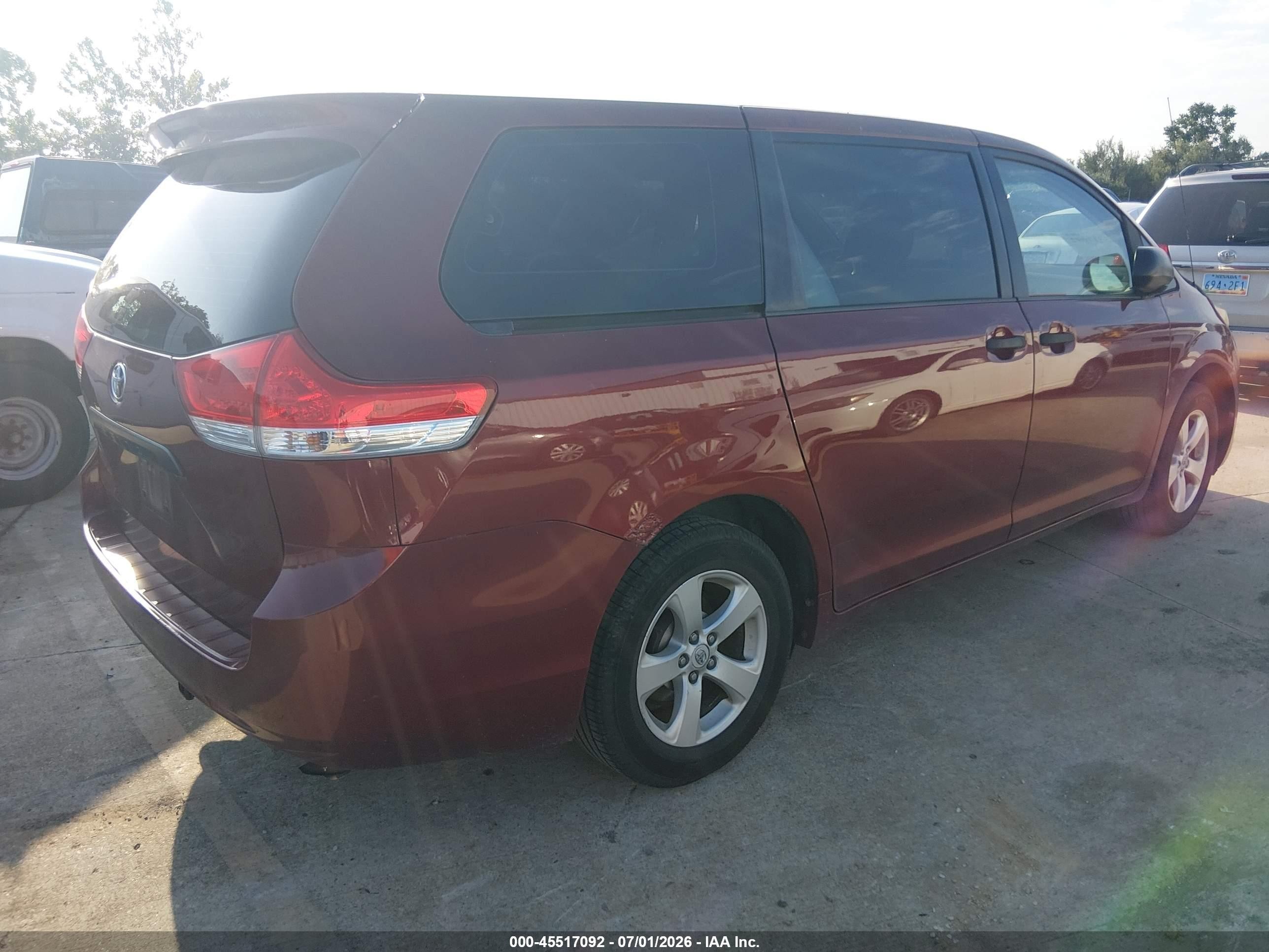 2011 Toyota Sienna   Красный vin: 5TDKA3DC5BS003097