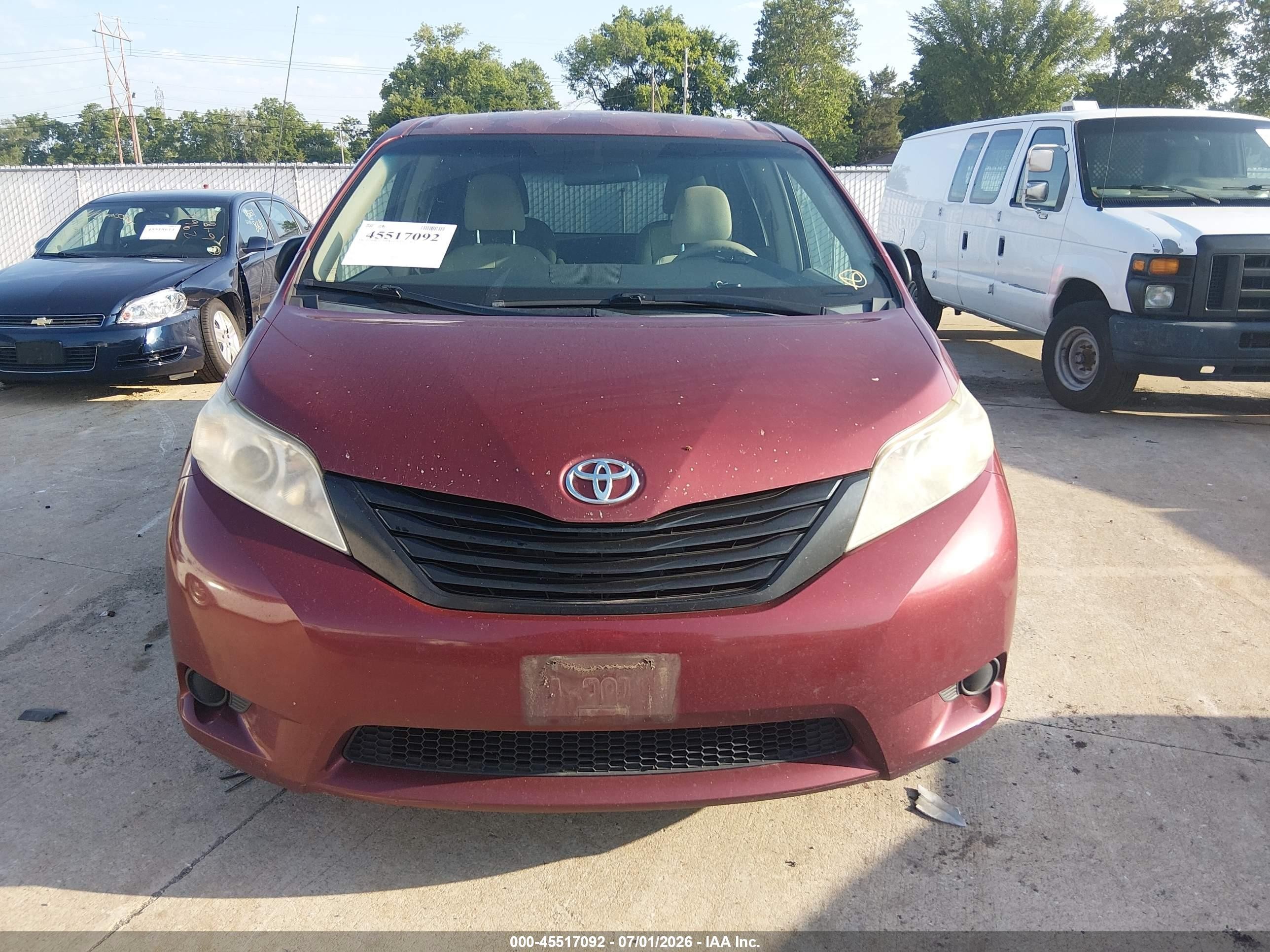 2011 Toyota Sienna   Красный vin: 5TDKA3DC5BS003097