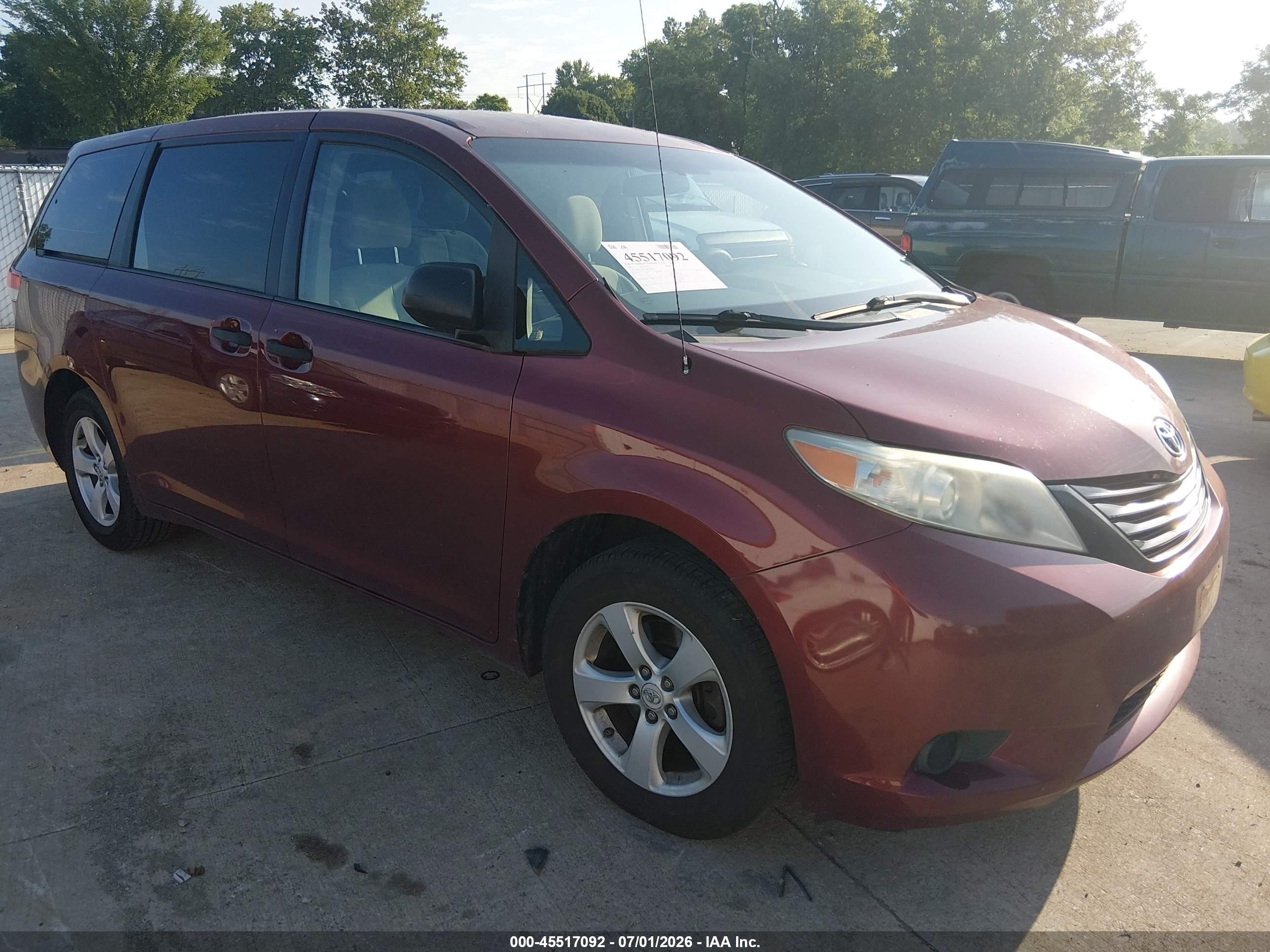 2011 Toyota Sienna   Красный vin: 5TDKA3DC5BS003097