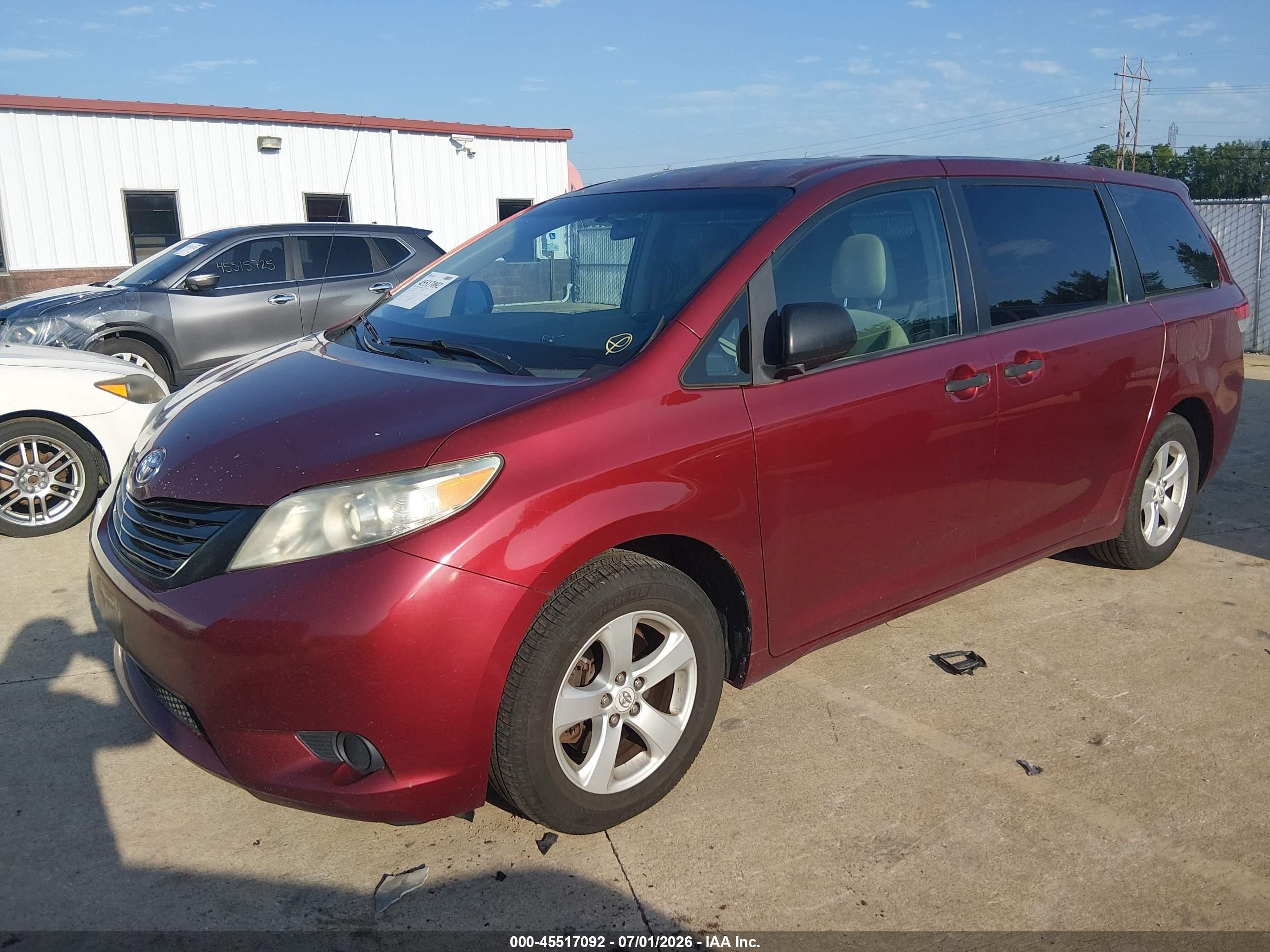 2011 Toyota Sienna   Красный vin: 5TDKA3DC5BS003097
