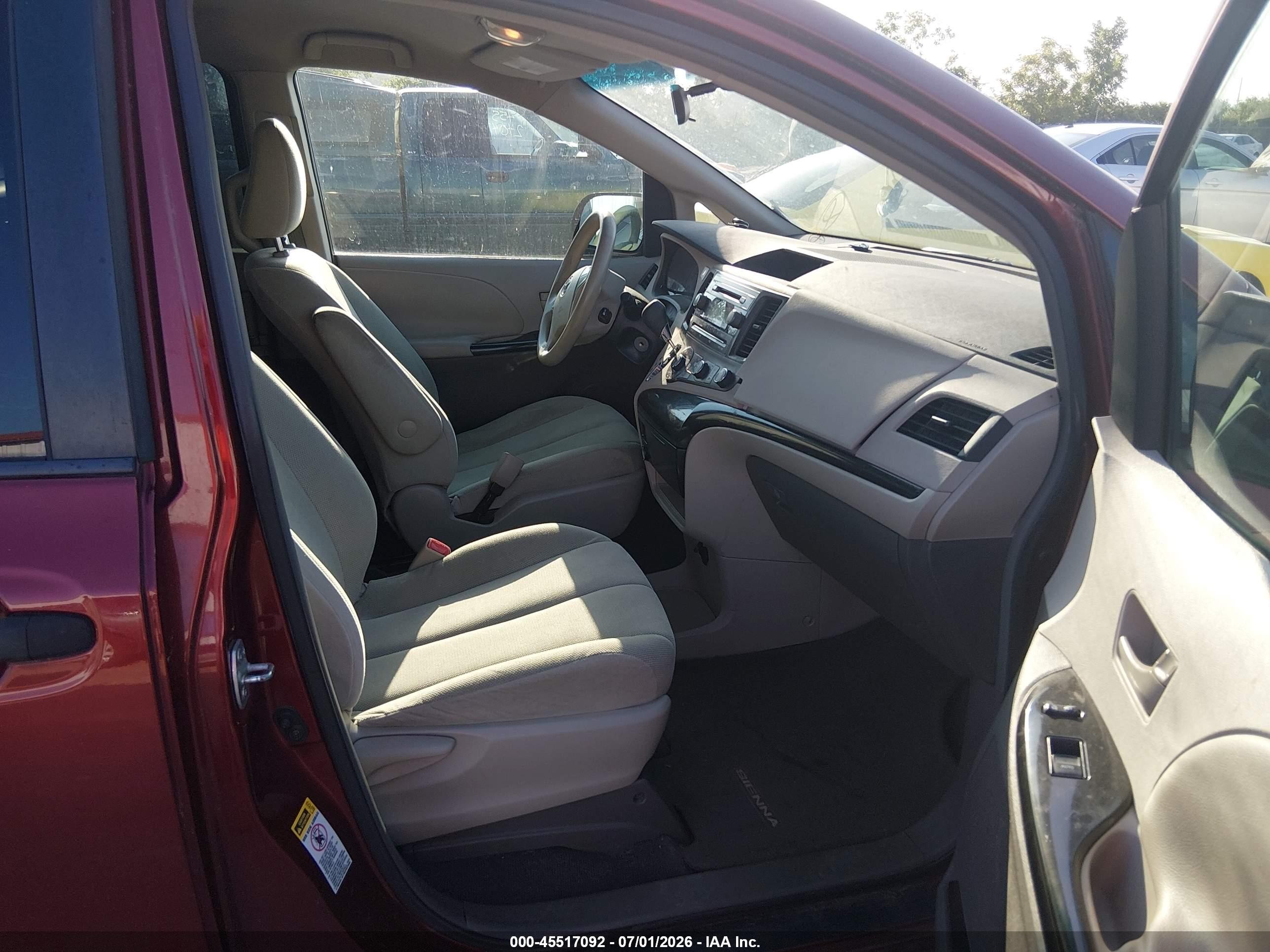 2011 Toyota Sienna   Красный vin: 5TDKA3DC5BS003097
