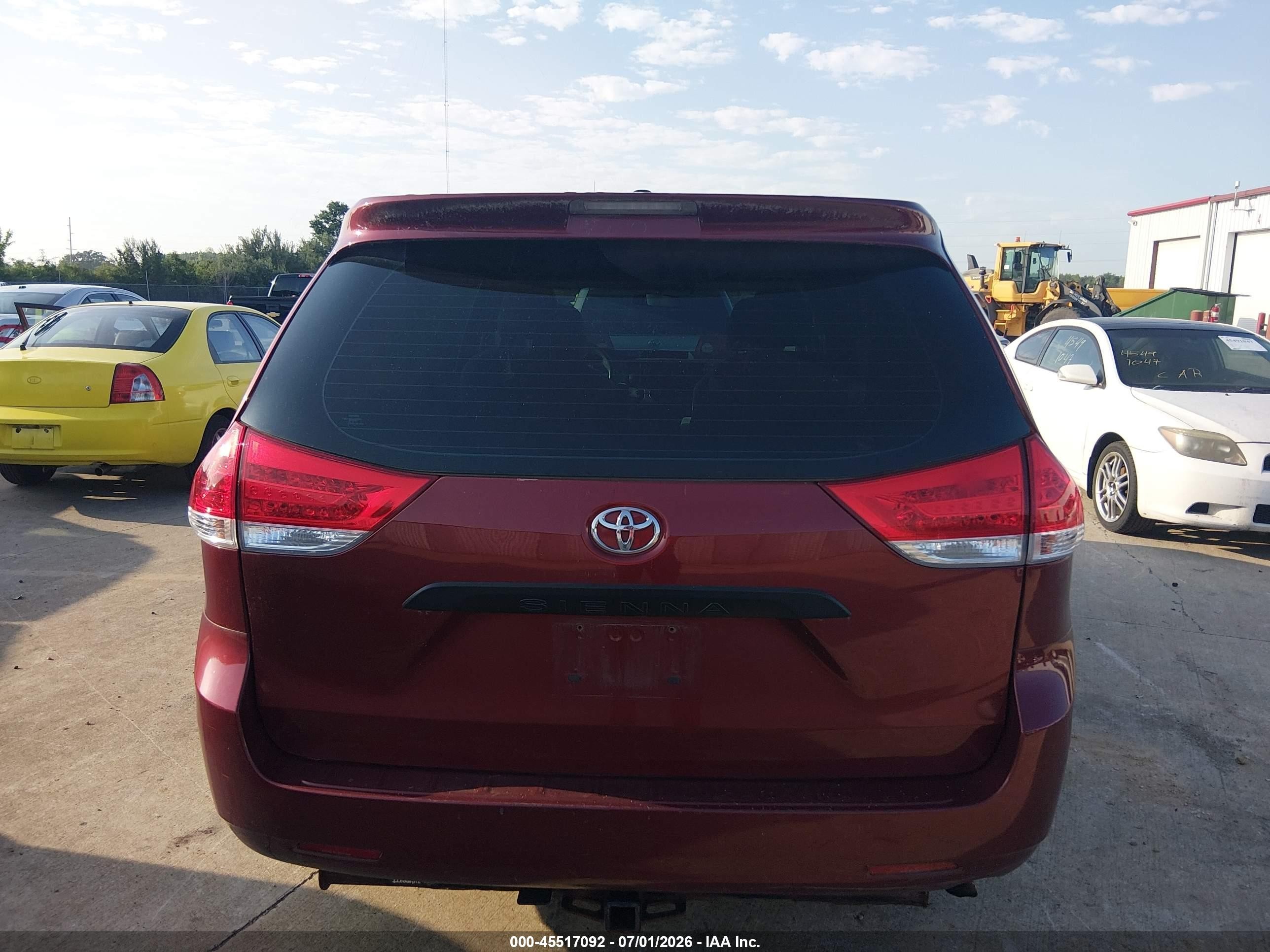 2011 Toyota Sienna   Красный vin: 5TDKA3DC5BS003097