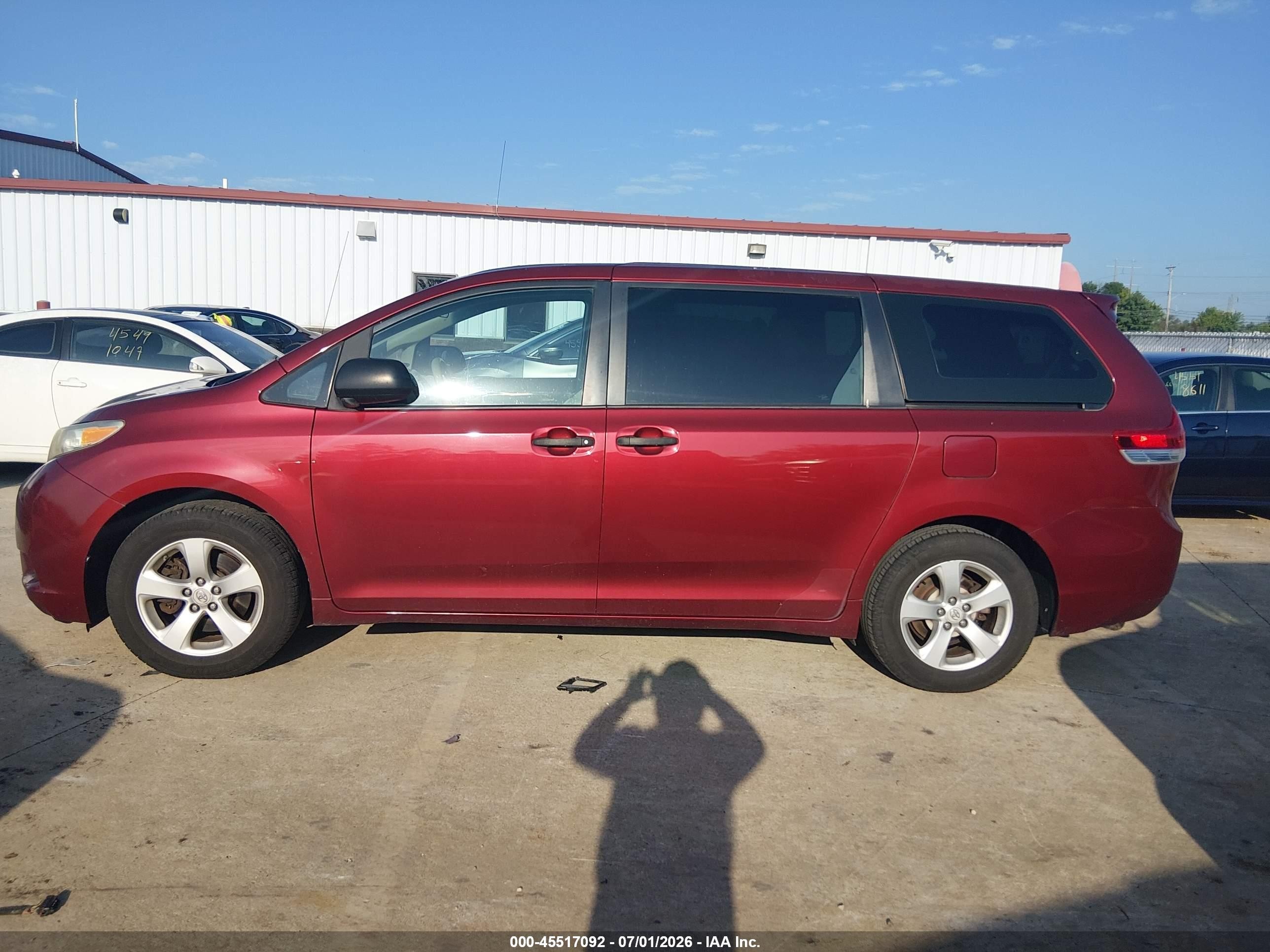 2011 Toyota Sienna   Красный vin: 5TDKA3DC5BS003097