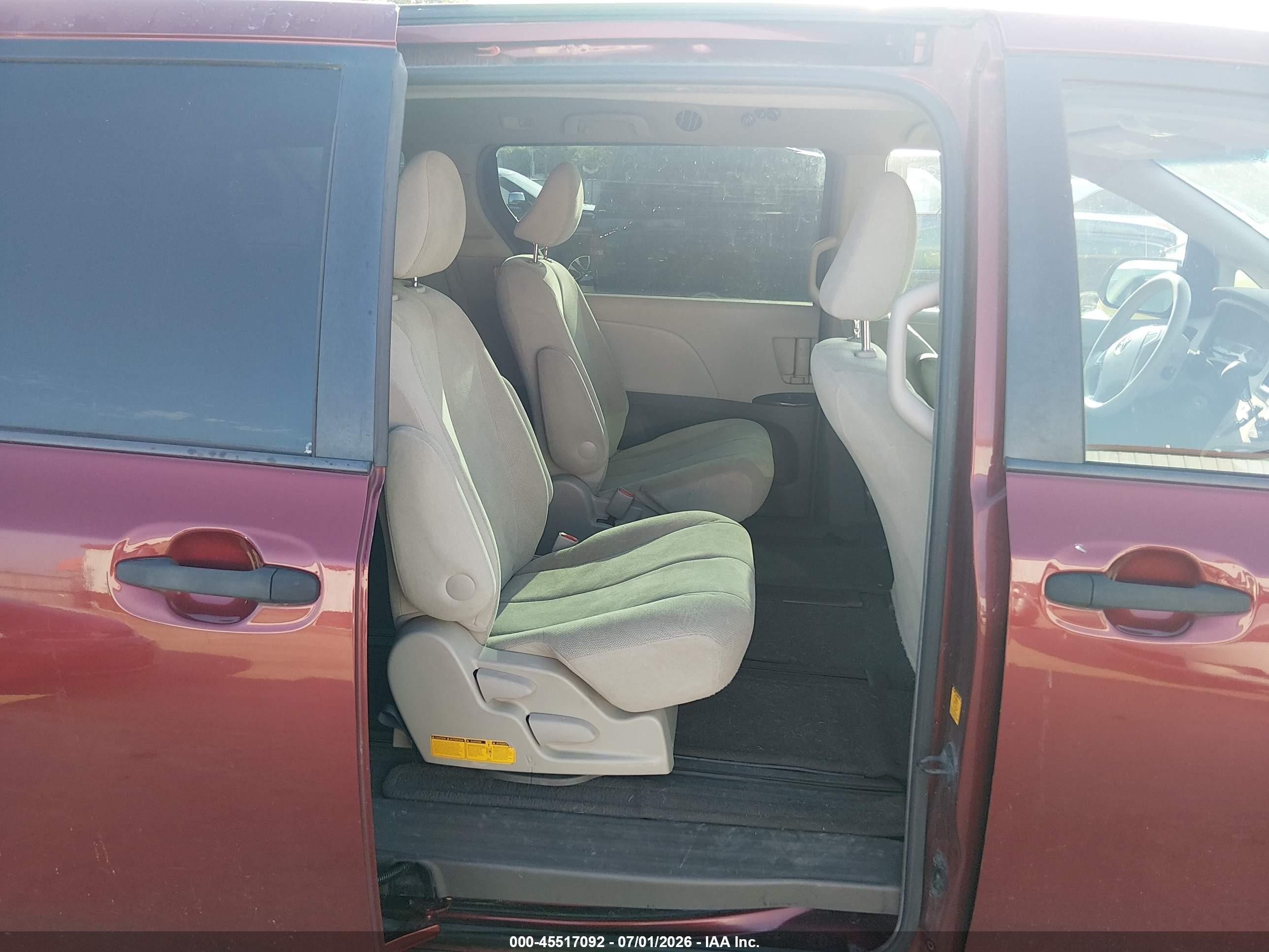 2011 Toyota Sienna   Красный vin: 5TDKA3DC5BS003097