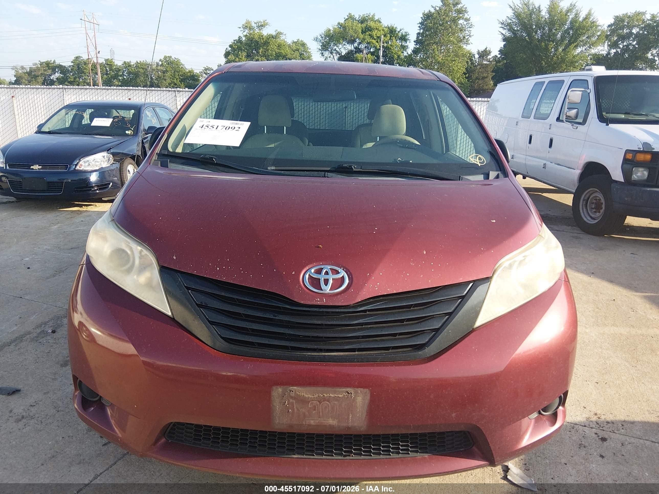 2011 Toyota Sienna   Красный vin: 5TDKA3DC5BS003097