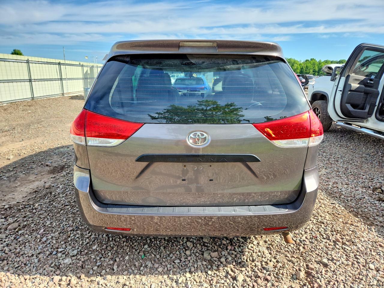 2011 Toyota Sienna Base 7-passenger Gray vin: 5TDKA3DC5BS006467