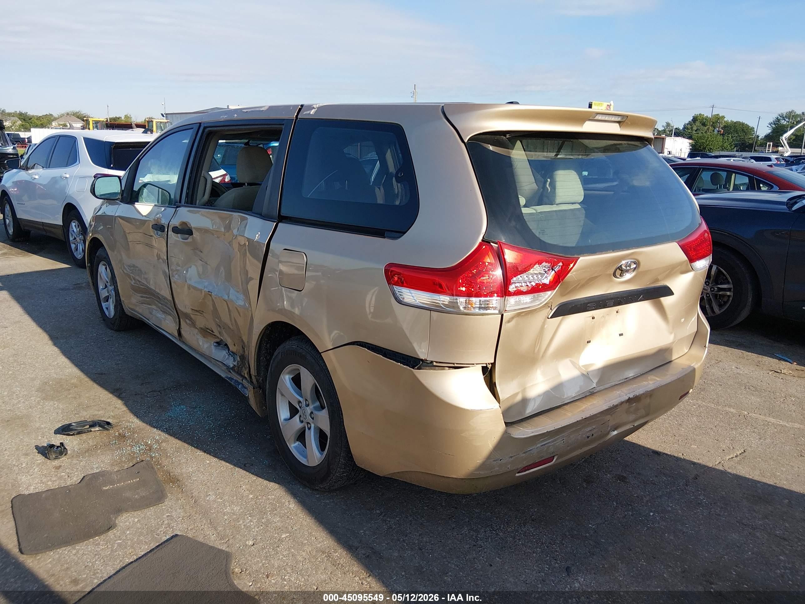 2011 Toyota Sienna   Золотой vin: 5TDKA3DC6BS003657