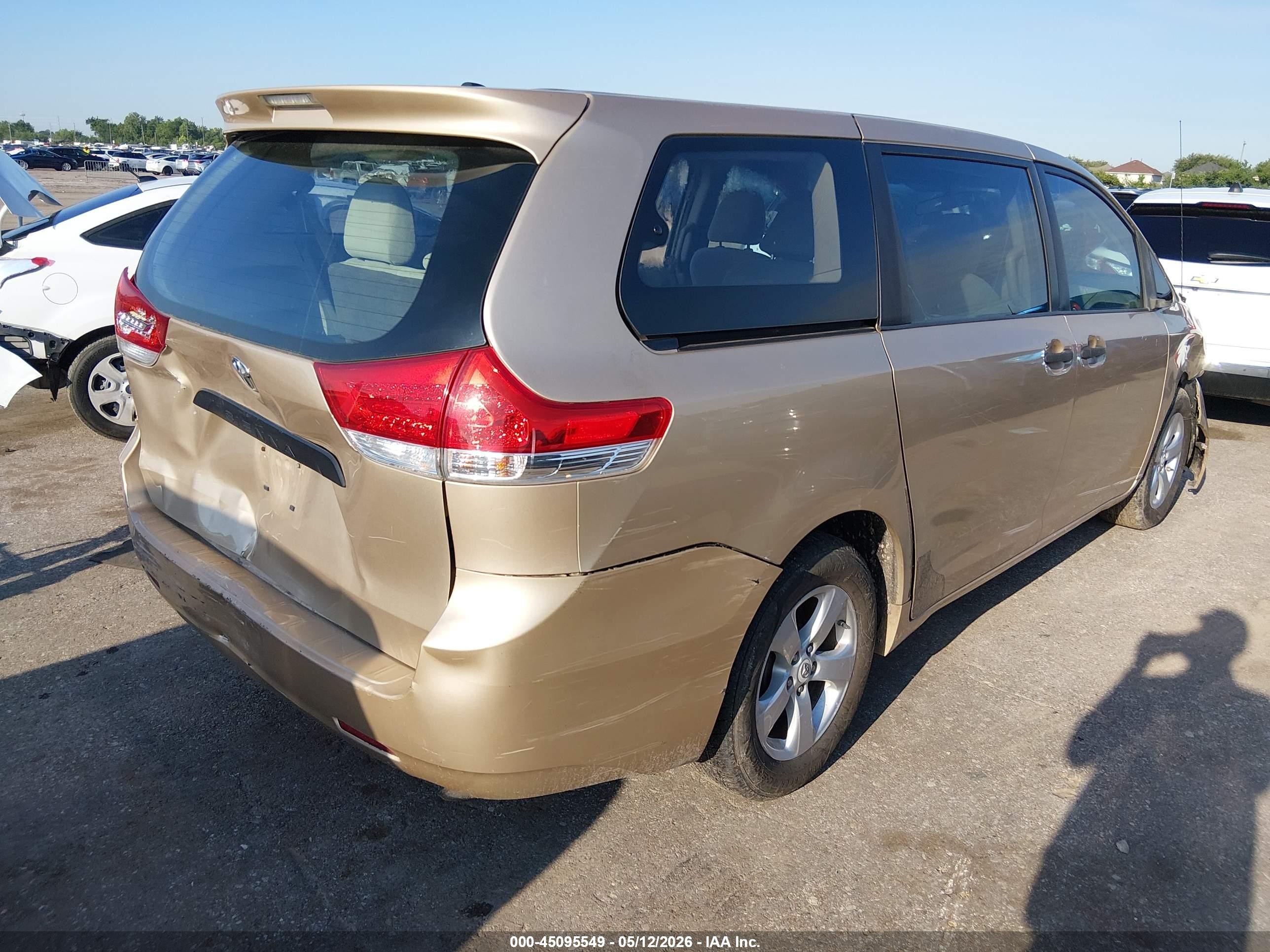 2011 Toyota Sienna   Золотой vin: 5TDKA3DC6BS003657