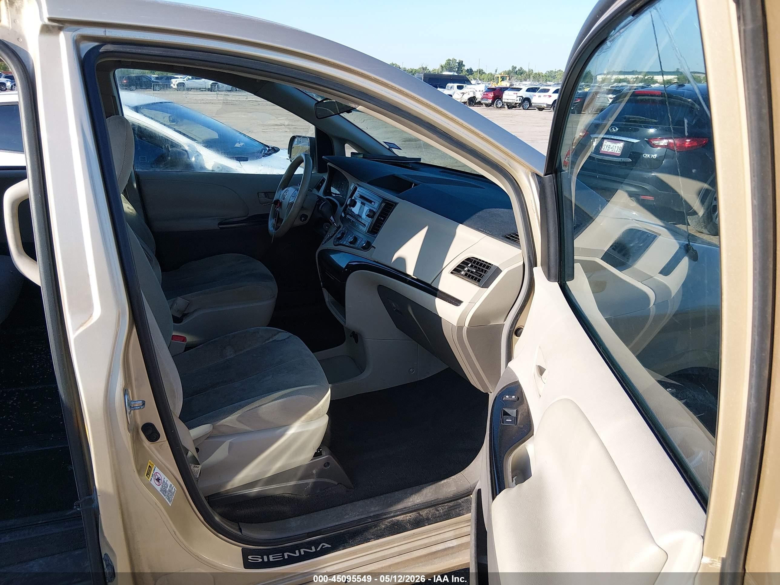 2011 Toyota Sienna   Золотой vin: 5TDKA3DC6BS003657