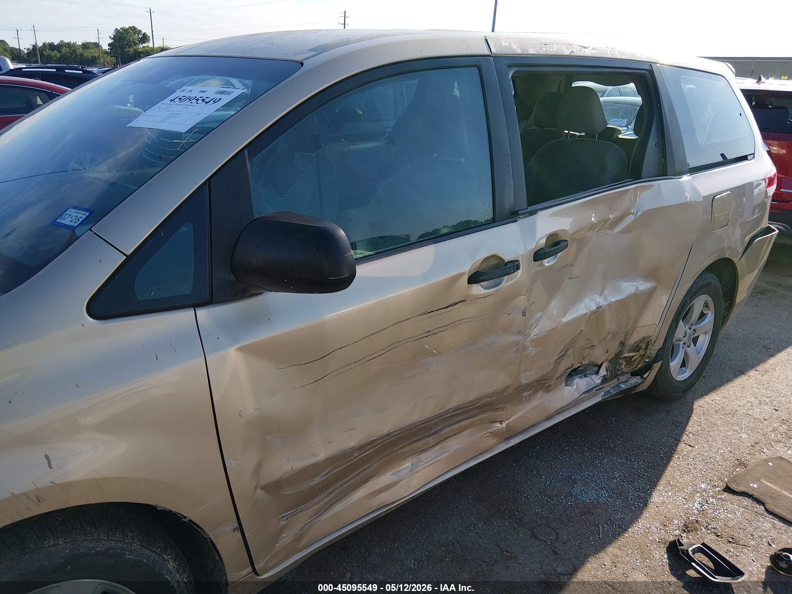 2011 Toyota Sienna   Золотой vin: 5TDKA3DC6BS003657