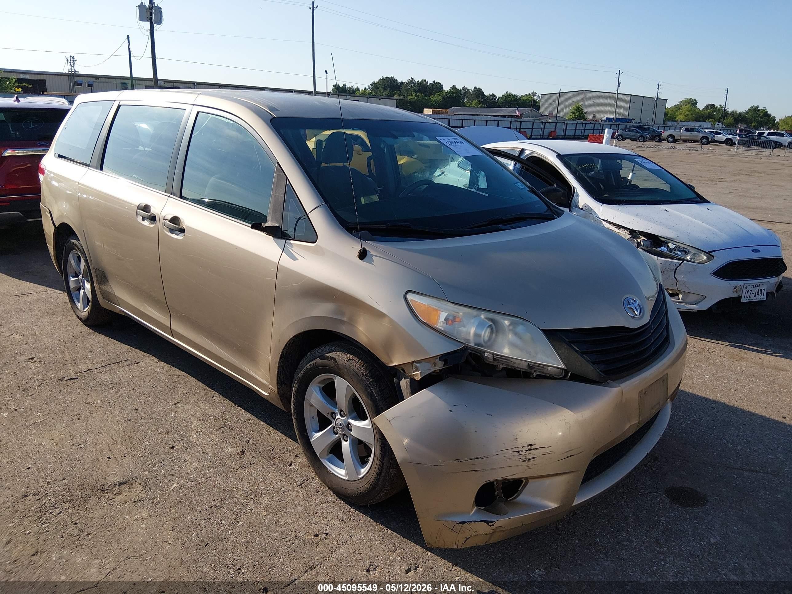 2011 Toyota Sienna   Gold vin: 5TDKA3DC6BS003657