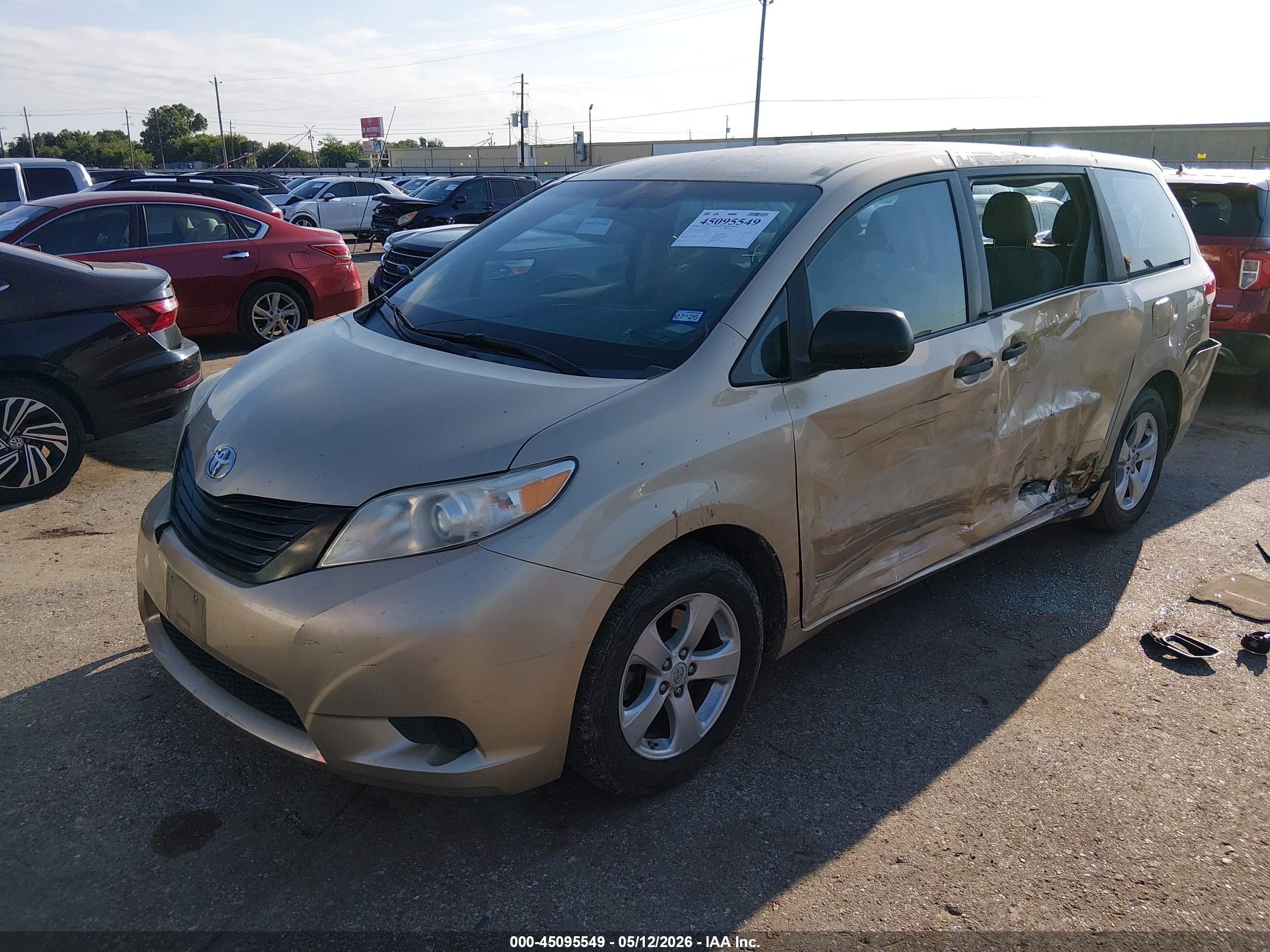 2011 Toyota Sienna   Золотой vin: 5TDKA3DC6BS003657