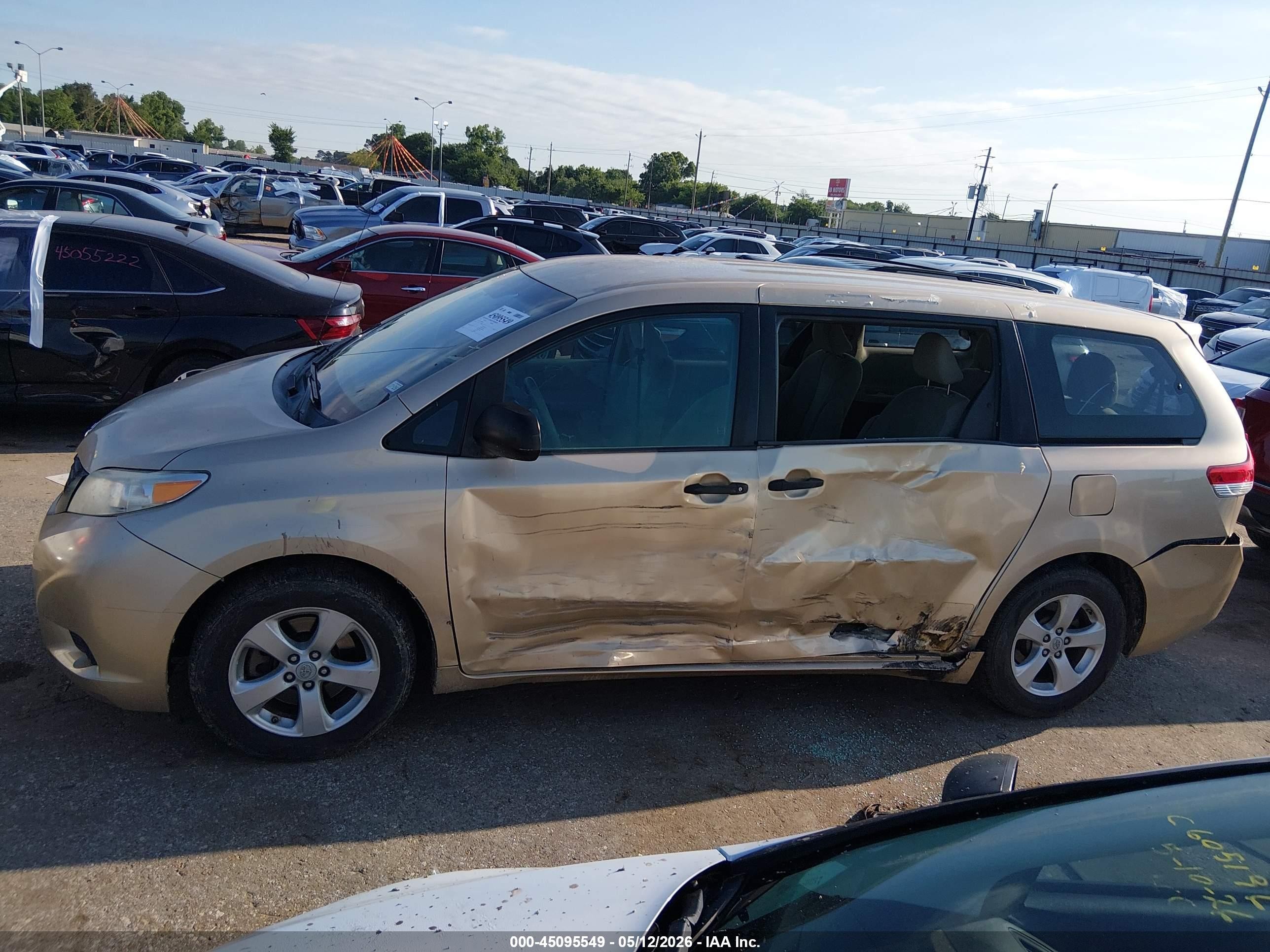 2011 Toyota Sienna   Золотой vin: 5TDKA3DC6BS003657