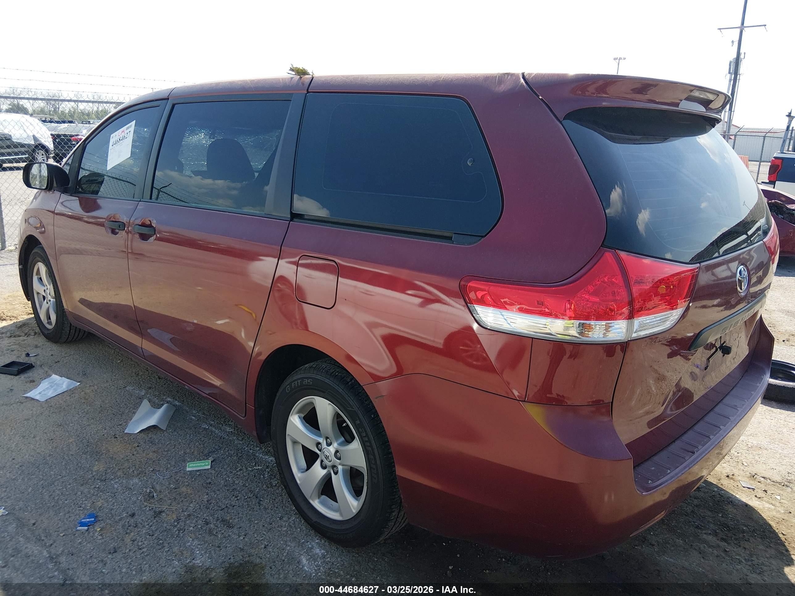 2012 Toyota Sienna Base 7 Passenger Red vin: 5TDKA3DC6CS010660