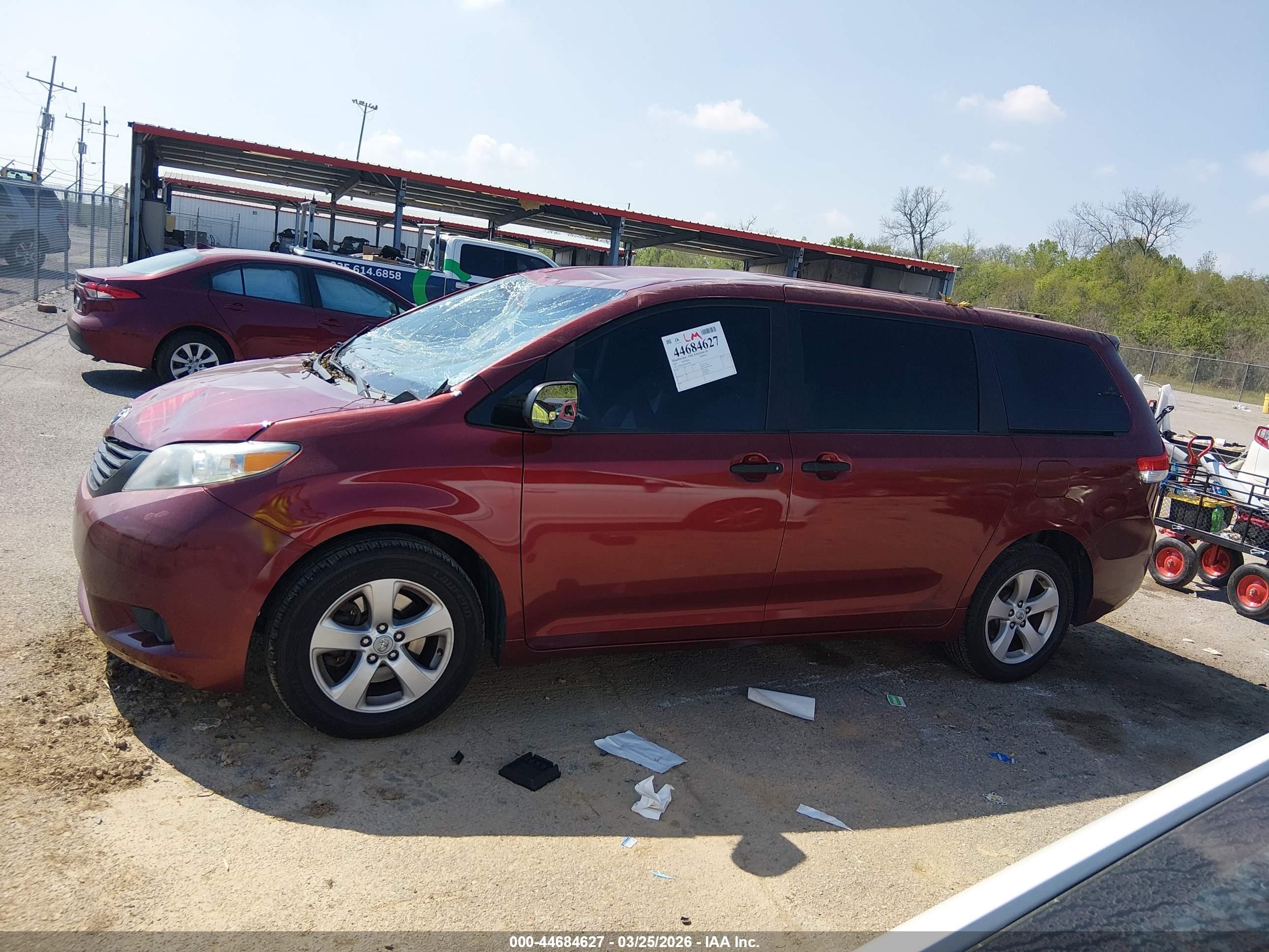 2012 Toyota Sienna Base 7 Passenger Red vin: 5TDKA3DC6CS010660