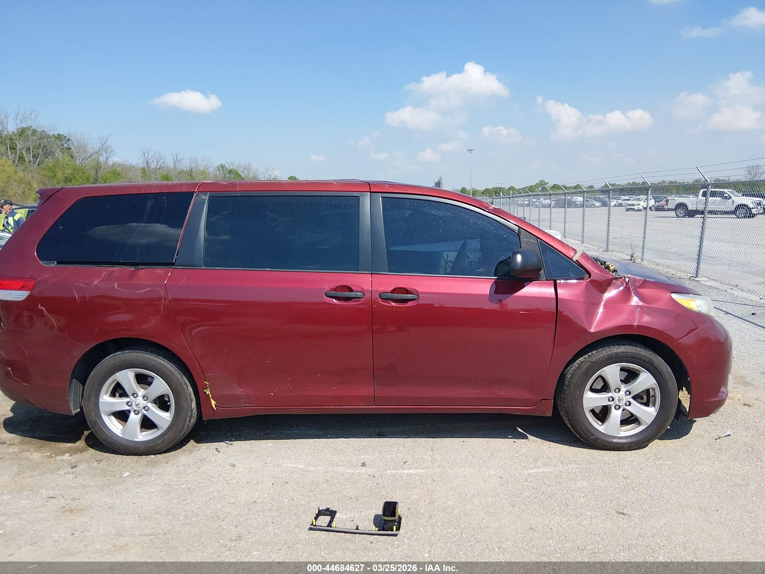 2012 Toyota Sienna Base 7 Passenger Red vin: 5TDKA3DC6CS010660