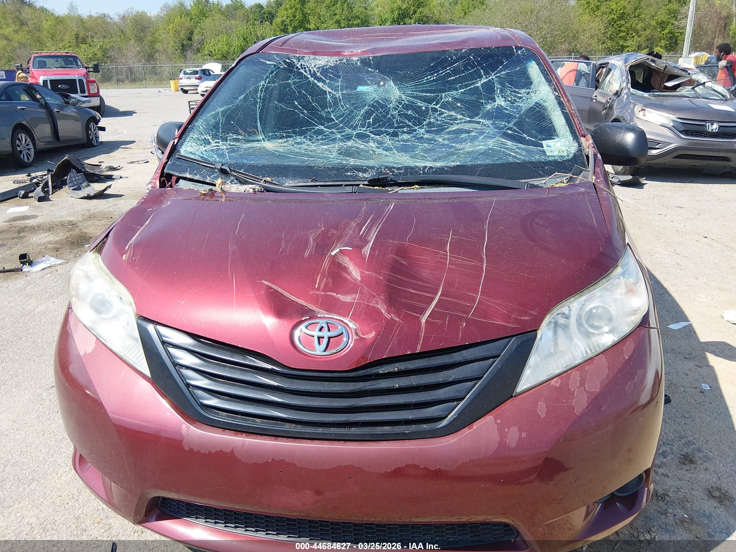2012 Toyota Sienna Base 7 Passenger Red vin: 5TDKA3DC6CS010660