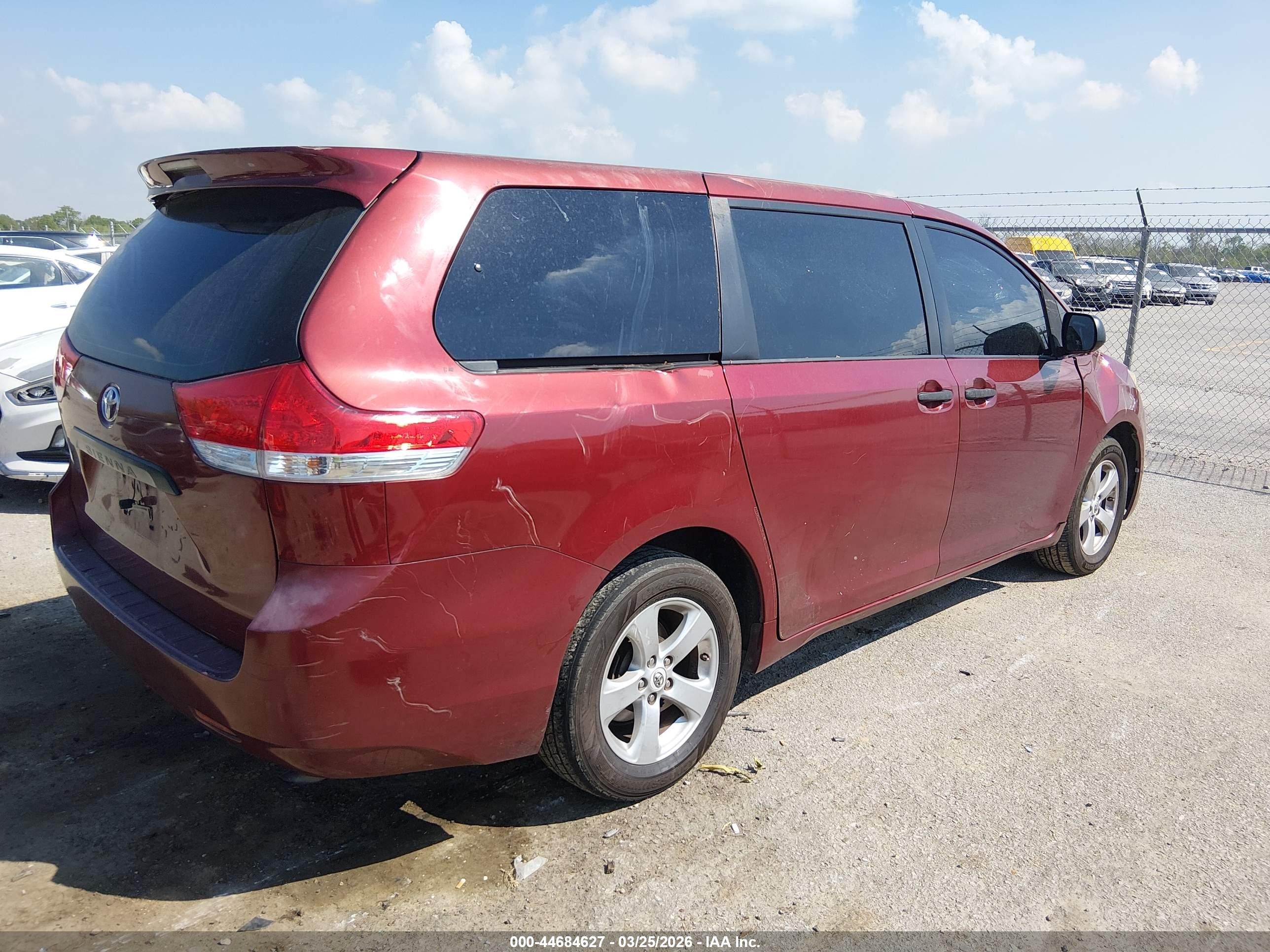 2012 Toyota Sienna Base 7 Passenger Red vin: 5TDKA3DC6CS010660