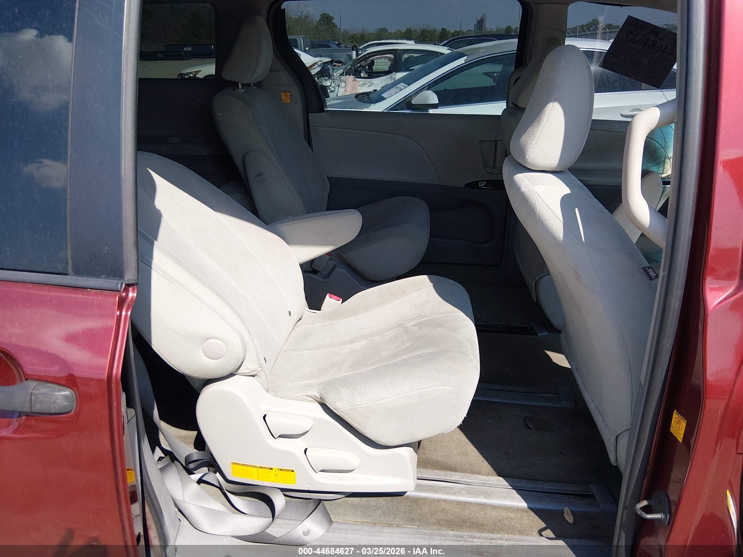2012 Toyota Sienna Base 7 Passenger Red vin: 5TDKA3DC6CS010660