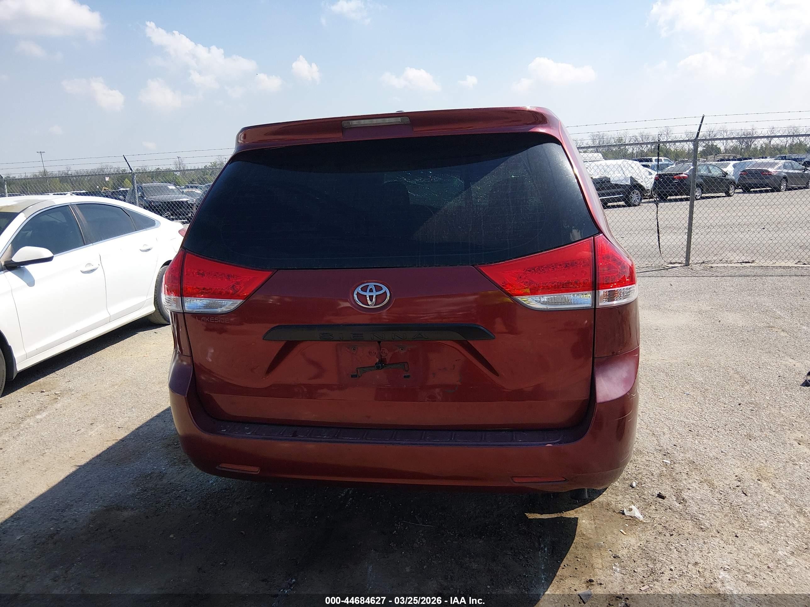 2012 Toyota Sienna Base 7 Passenger Red vin: 5TDKA3DC6CS010660
