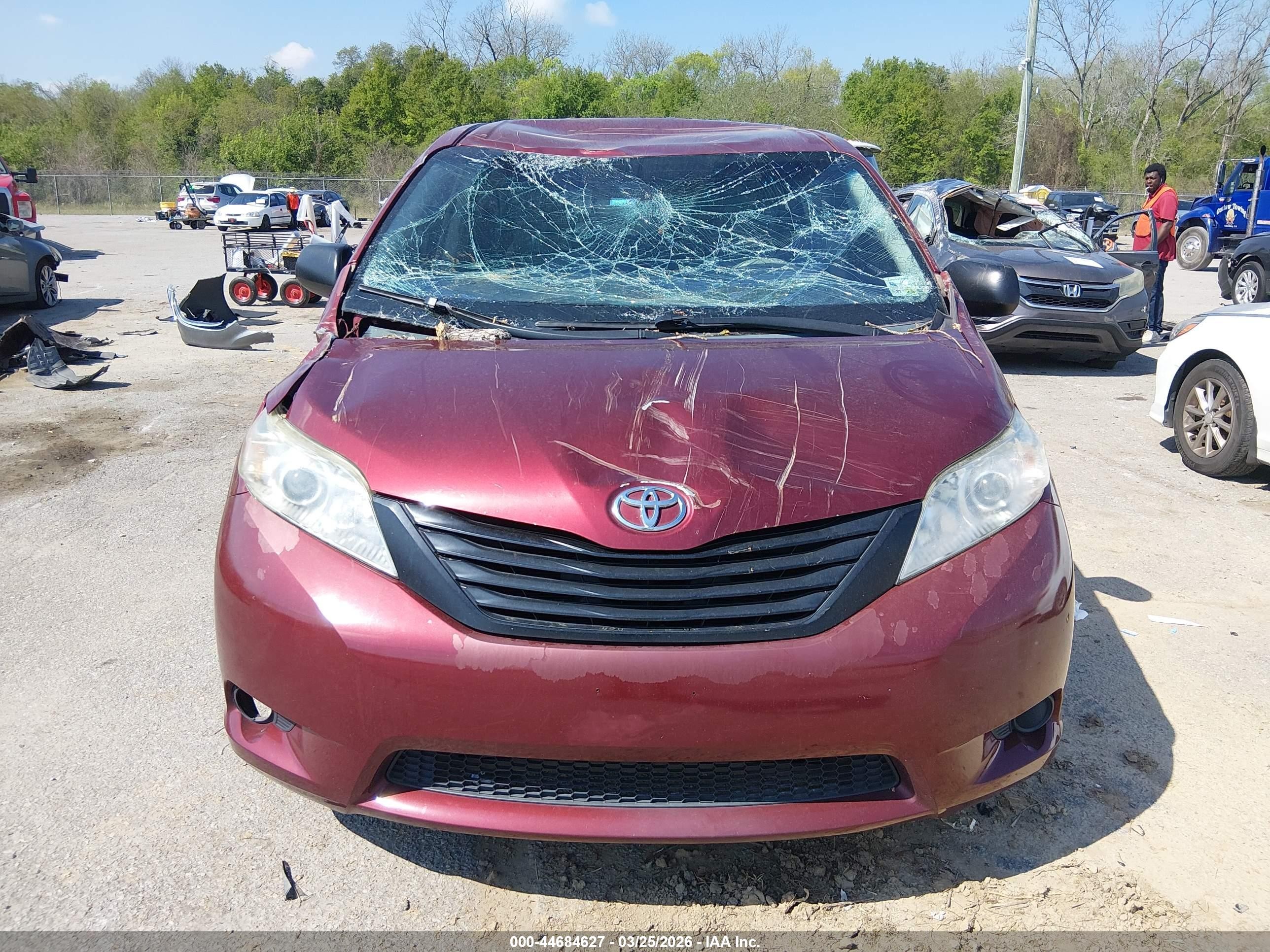 2012 Toyota Sienna Base 7 Passenger Red vin: 5TDKA3DC6CS010660
