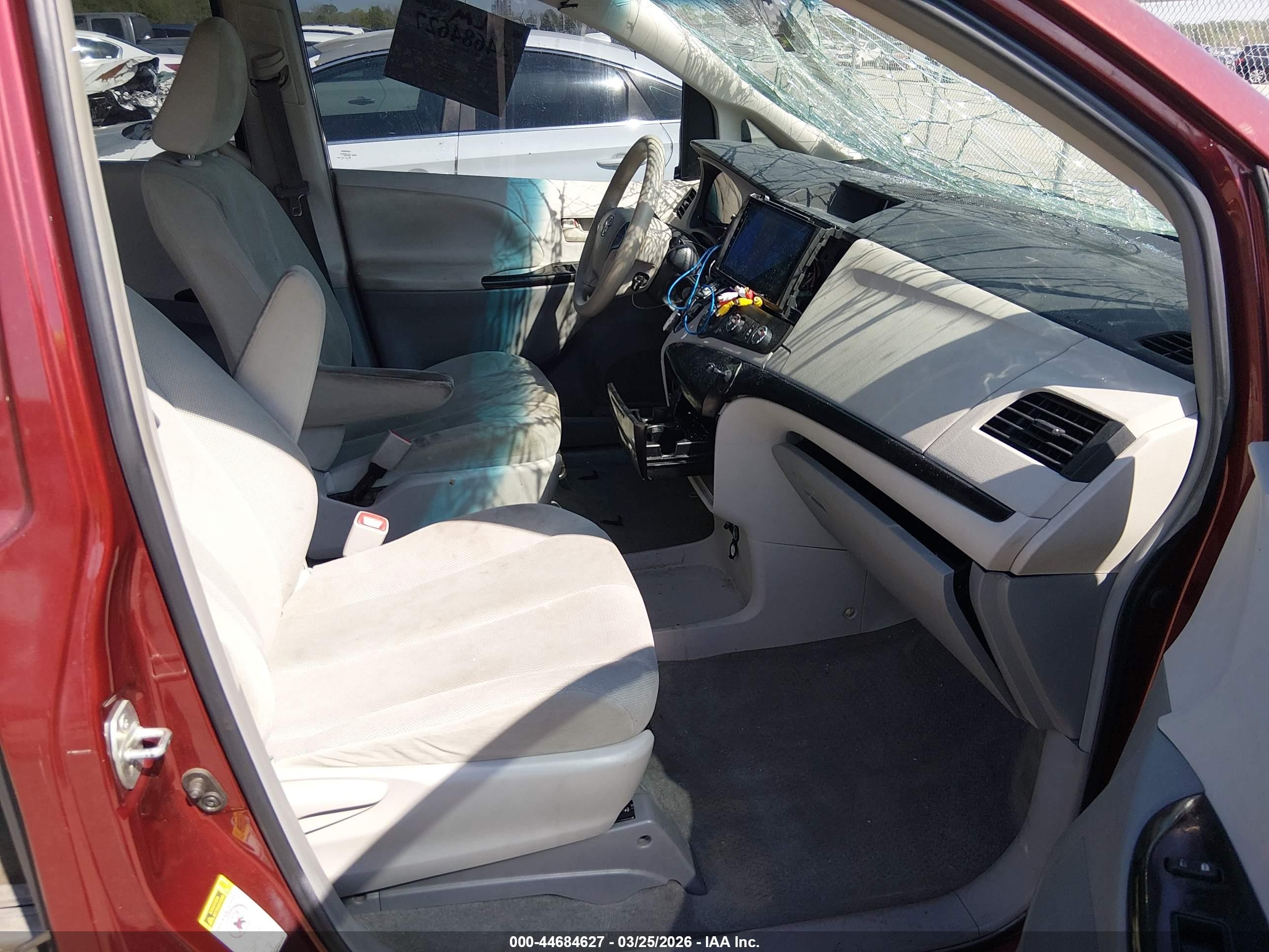 2012 Toyota Sienna Base 7 Passenger Red vin: 5TDKA3DC6CS010660