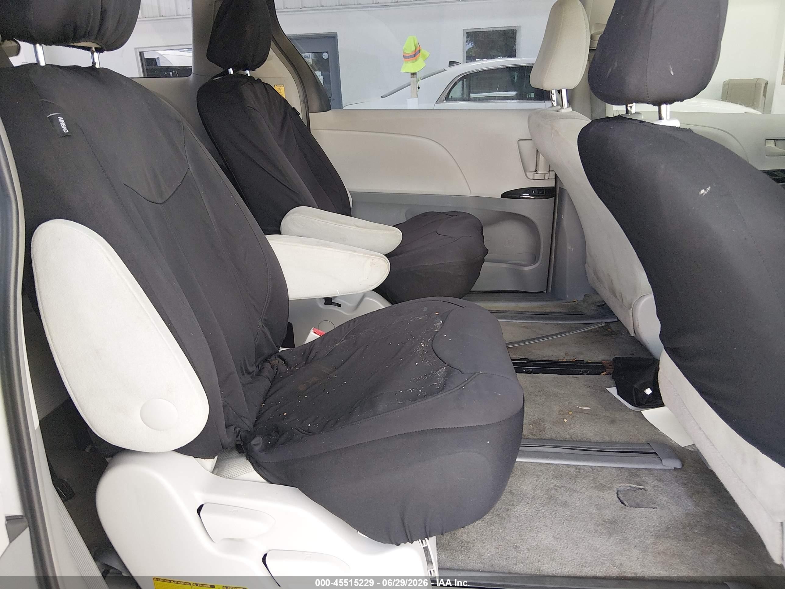 2012 Toyota Sienna Base 7 Passenger White vin: 5TDKA3DC6CS011078