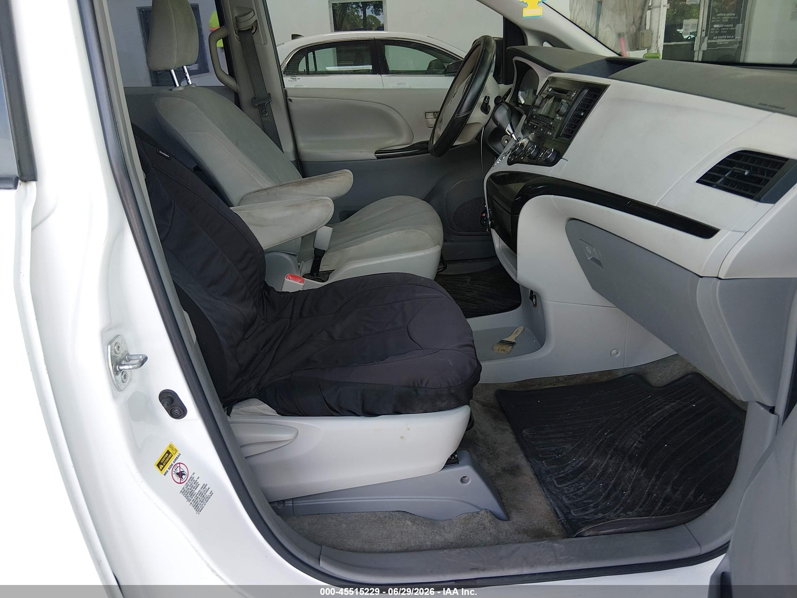 2012 Toyota Sienna Base 7 Passenger White vin: 5TDKA3DC6CS011078