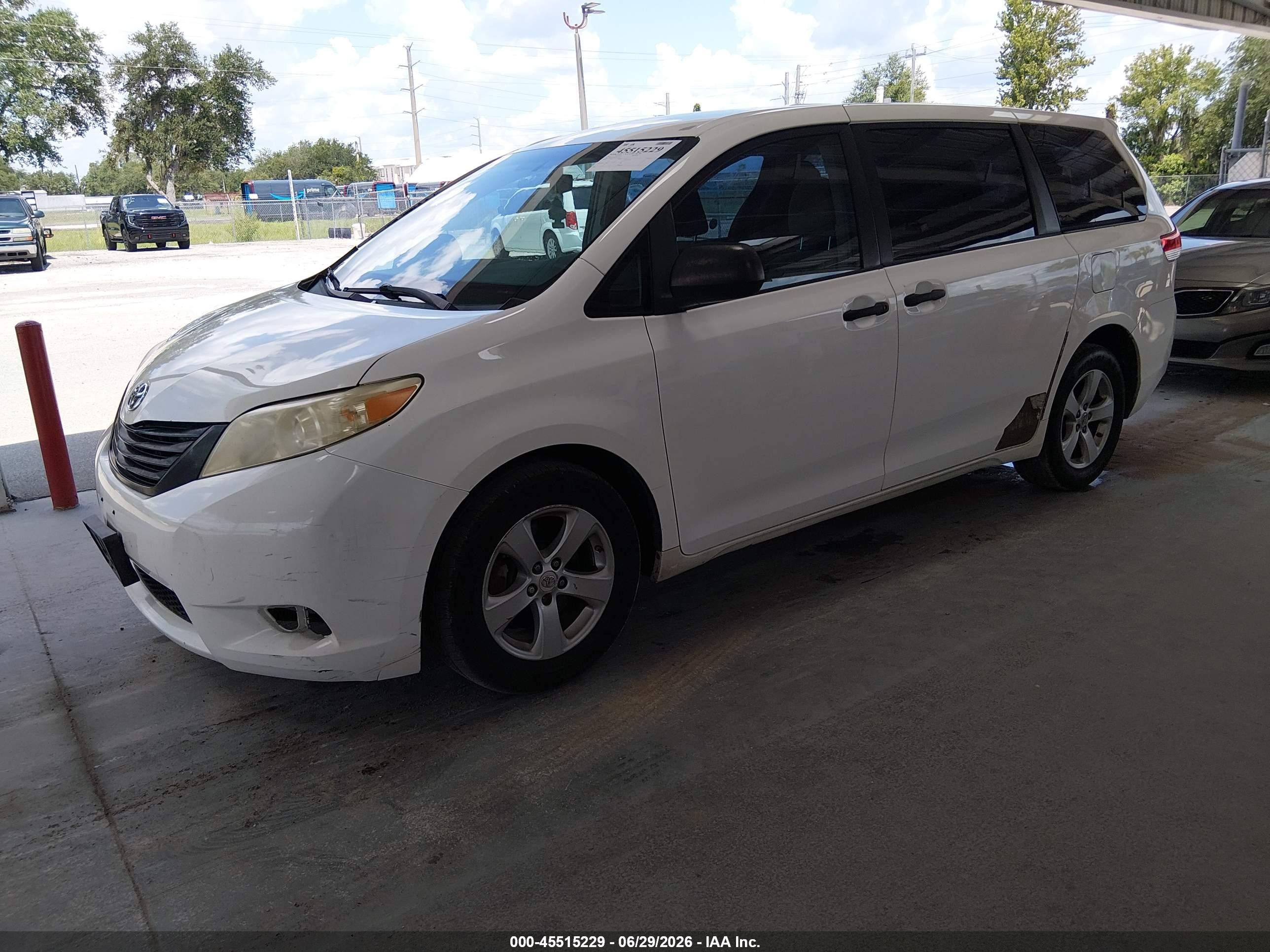 2012 Toyota Sienna Base 7 Passenger White vin: 5TDKA3DC6CS011078