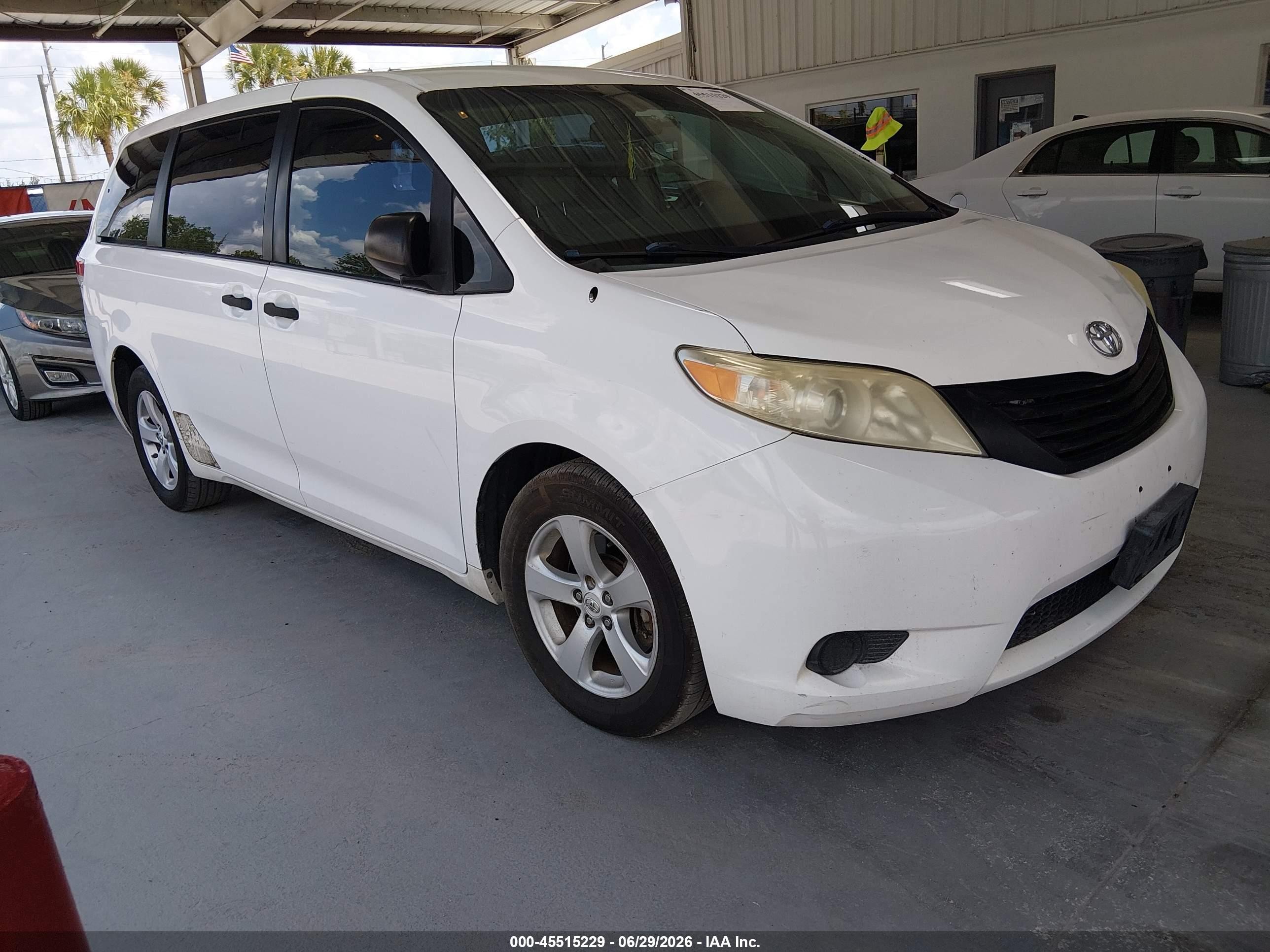2012 Toyota Sienna Base 7 Passenger White vin: 5TDKA3DC6CS011078