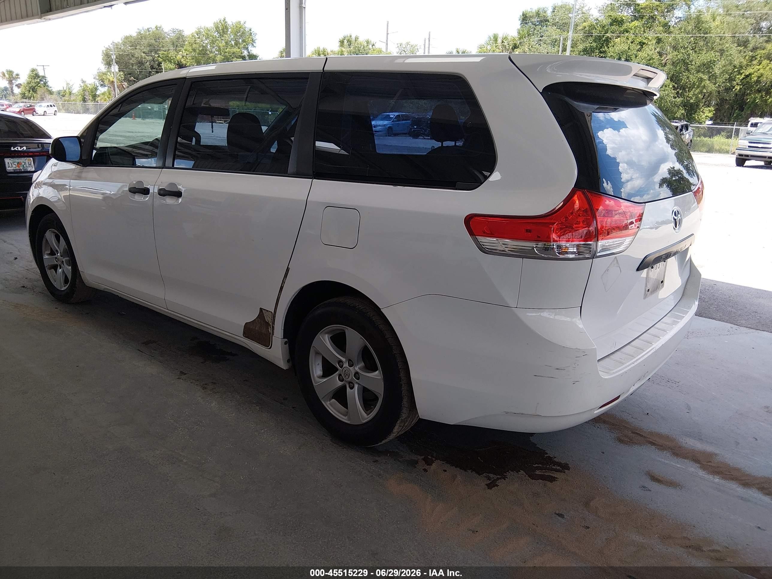 2012 Toyota Sienna Base 7 Passenger White vin: 5TDKA3DC6CS011078