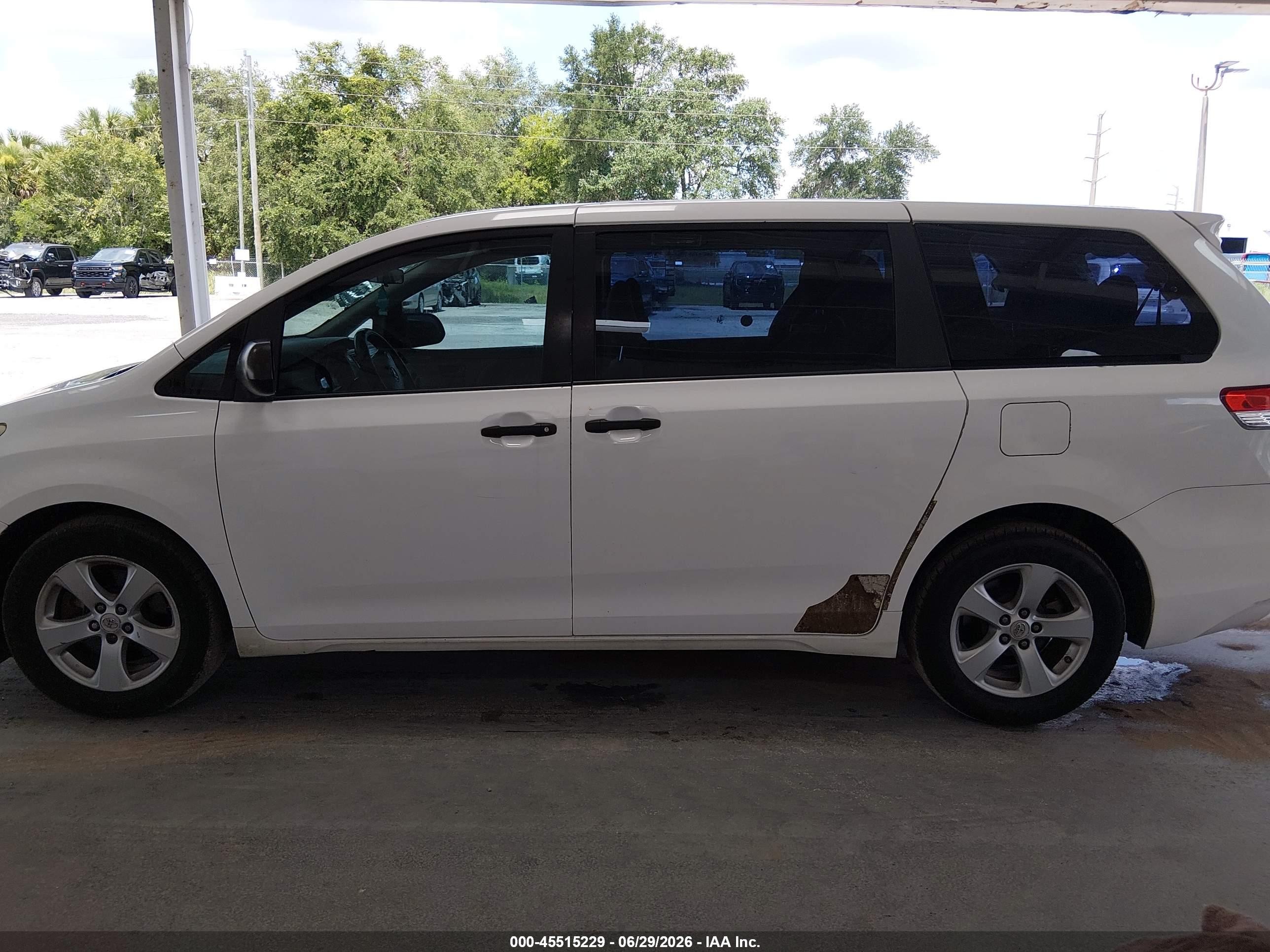 2012 Toyota Sienna Base 7 Passenger White vin: 5TDKA3DC6CS011078