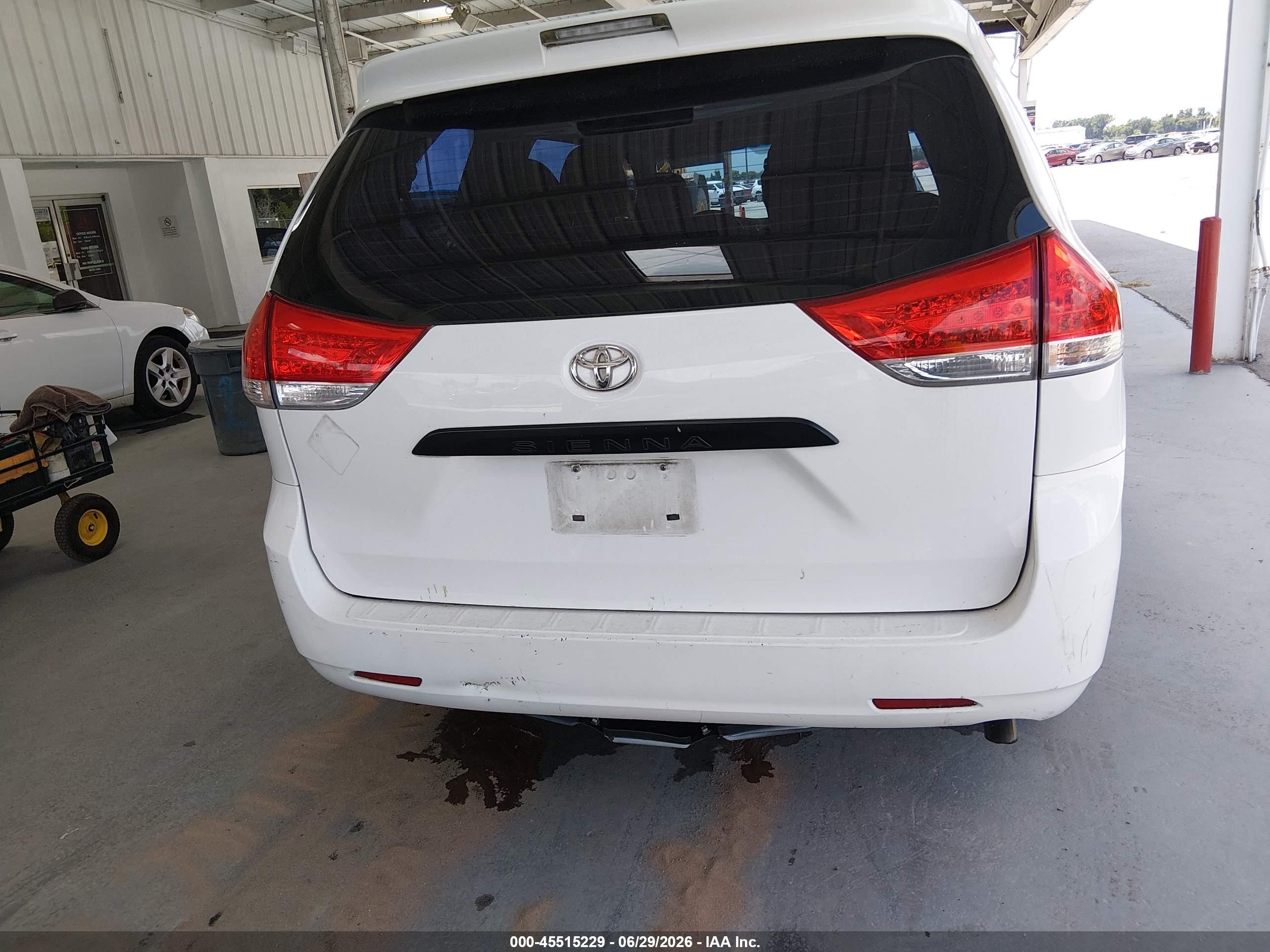 2012 Toyota Sienna Base 7 Passenger White vin: 5TDKA3DC6CS011078